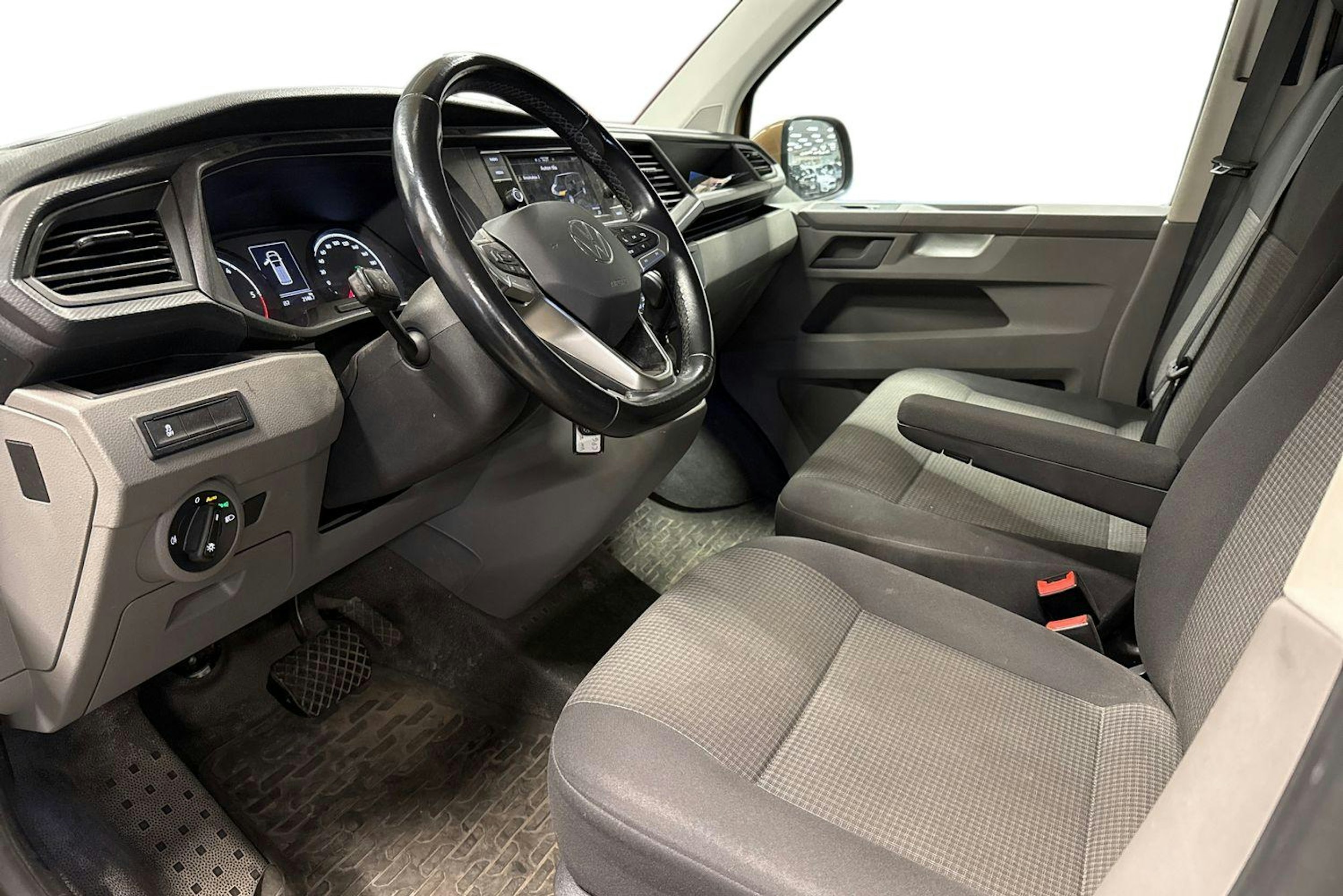 ruskea (beige) Volkswagen Transporter 2021 kuva 3.