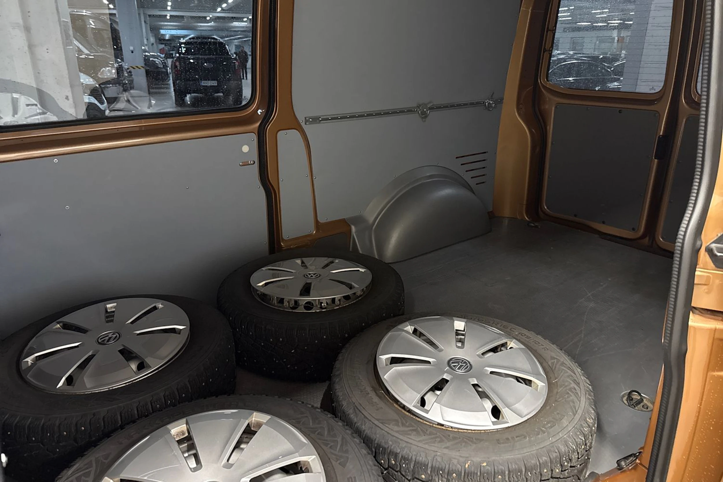 ruskea (beige) Volkswagen Transporter 2021 kuva 4.