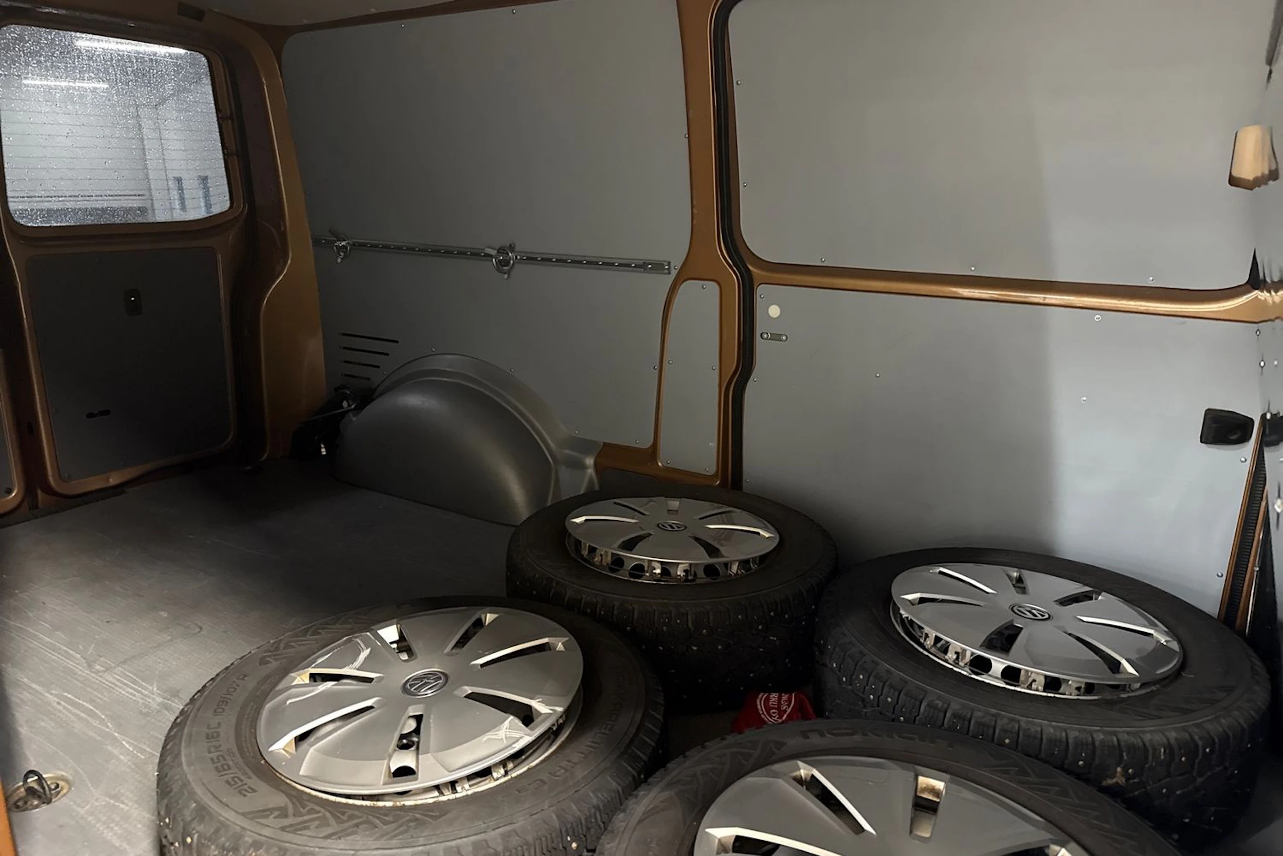 ruskea (beige) Volkswagen Transporter 2021 kuva 5.