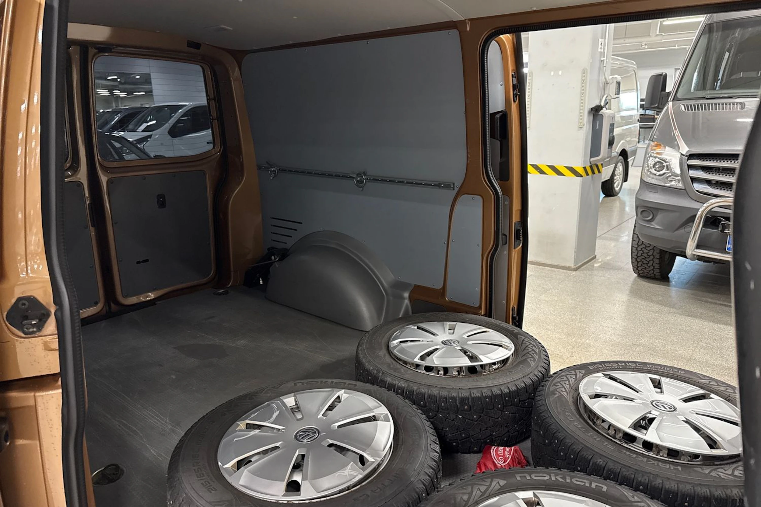 ruskea (beige) Volkswagen Transporter 2021 kuva 13.