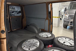 ruskea (beige) Volkswagen Transporter 2021 kuva 13.