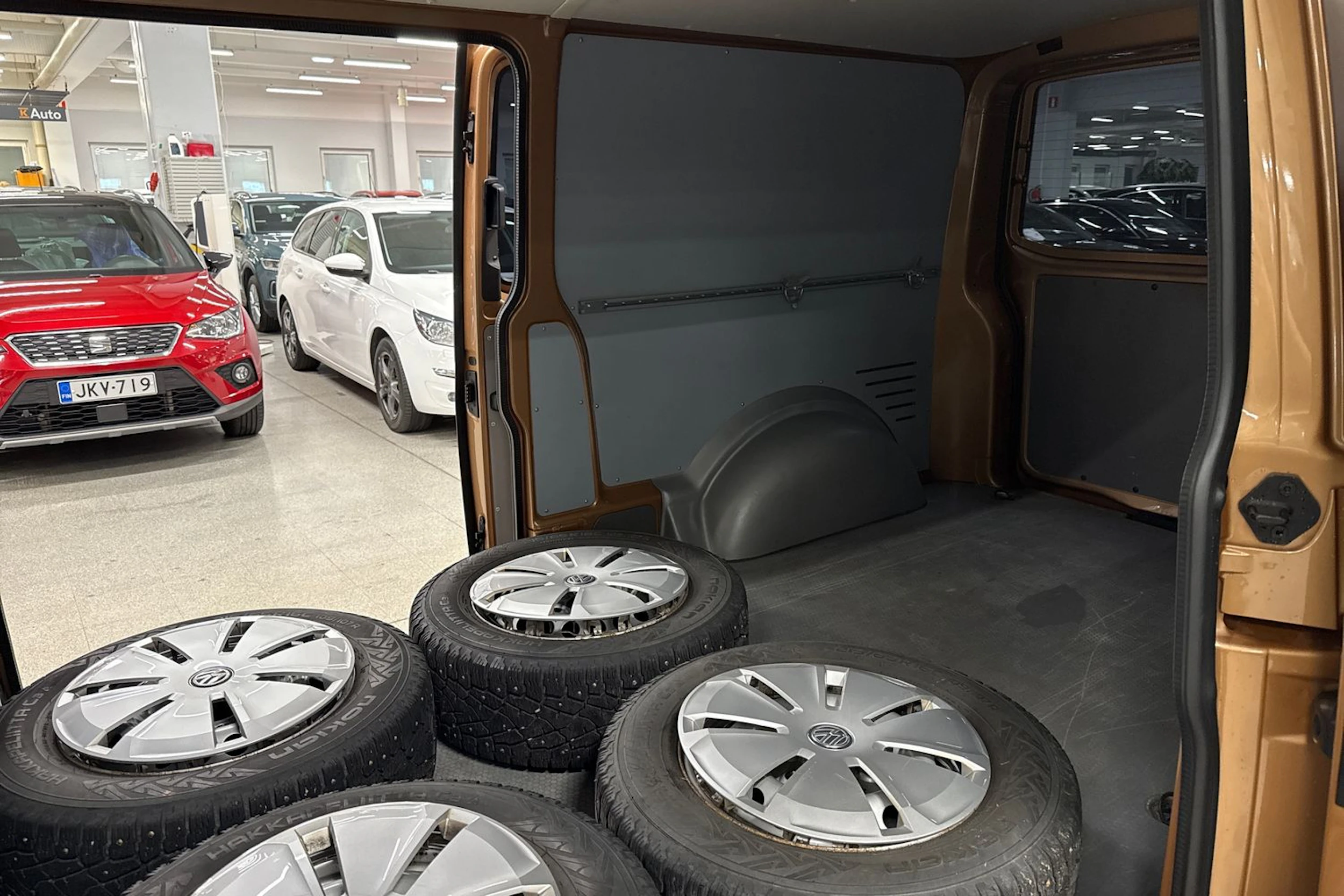 ruskea (beige) Volkswagen Transporter 2021 kuva 15.
