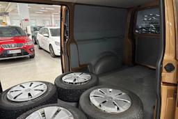 ruskea (beige) Volkswagen Transporter 2021 kuva 15.