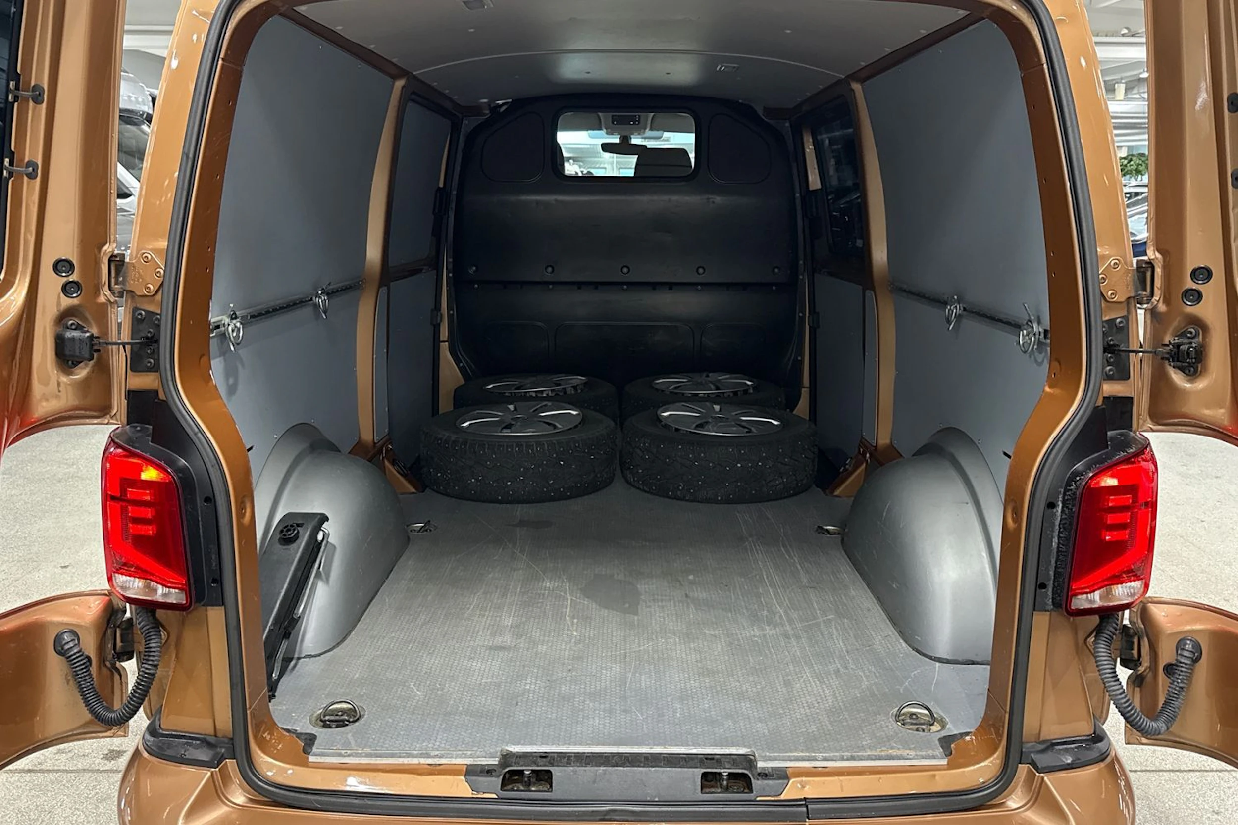 ruskea (beige) Volkswagen Transporter 2021 kuva 16.