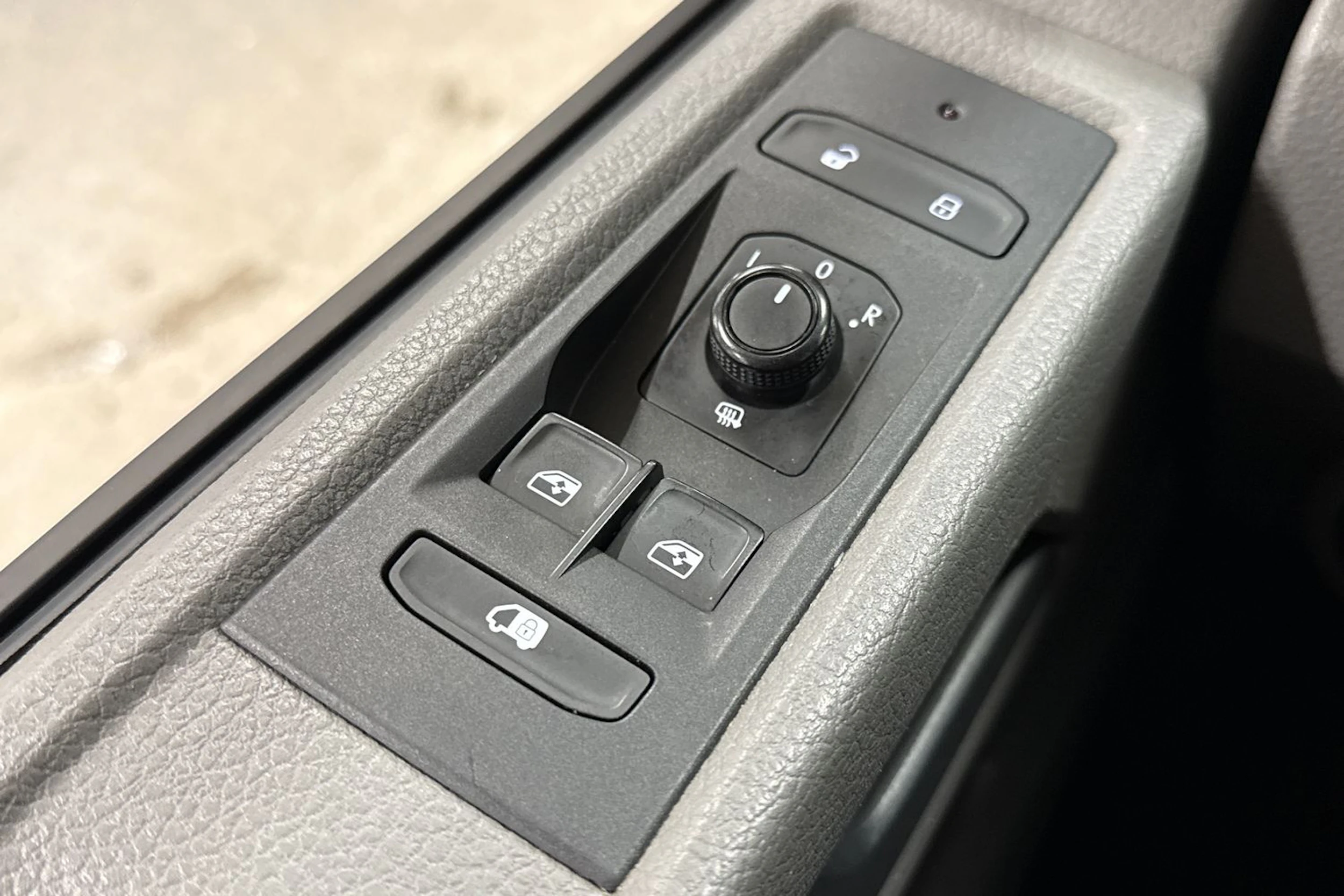 ruskea (beige) Volkswagen Transporter 2021 kuva 17.