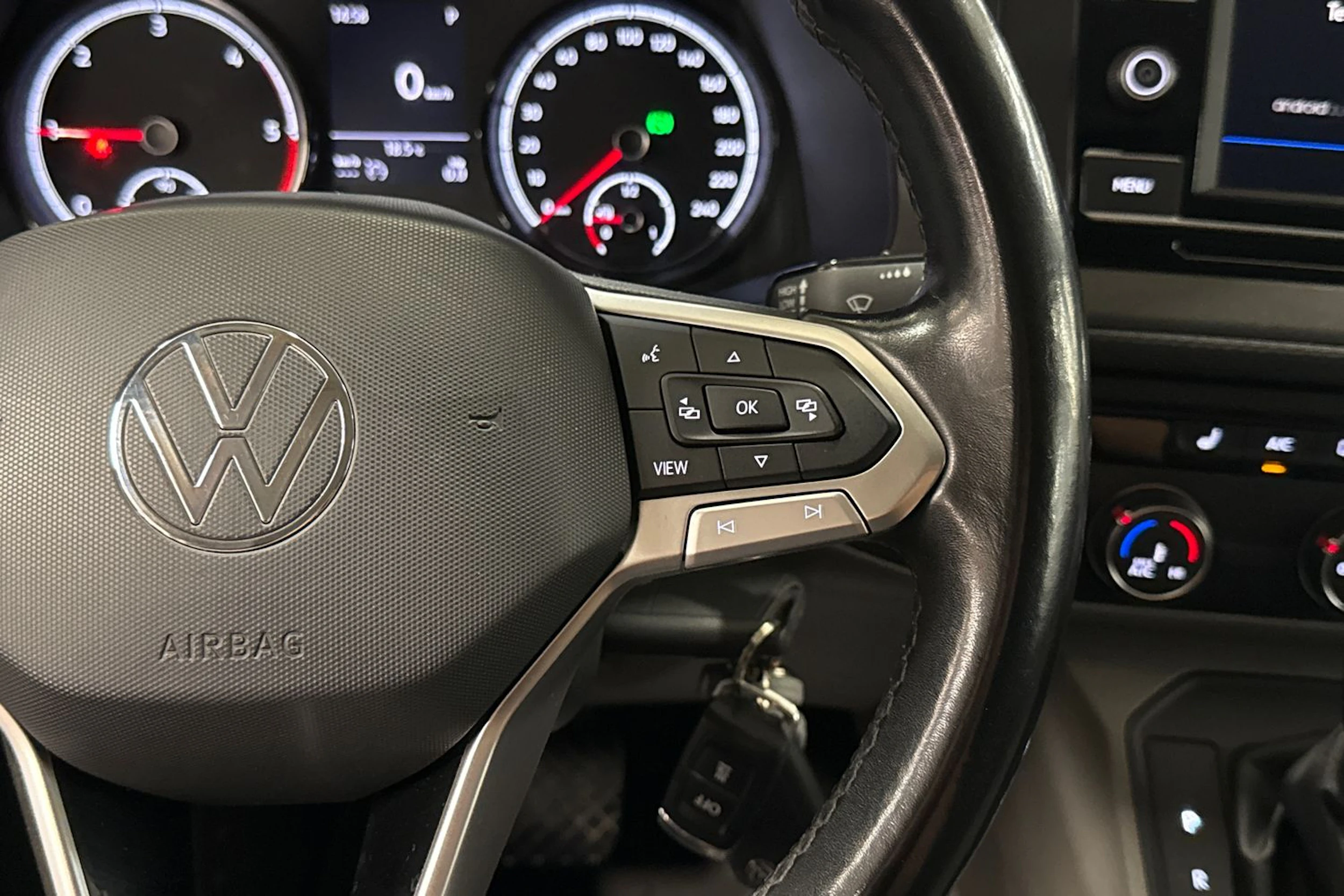 ruskea (beige) Volkswagen Transporter 2021 kuva 21.