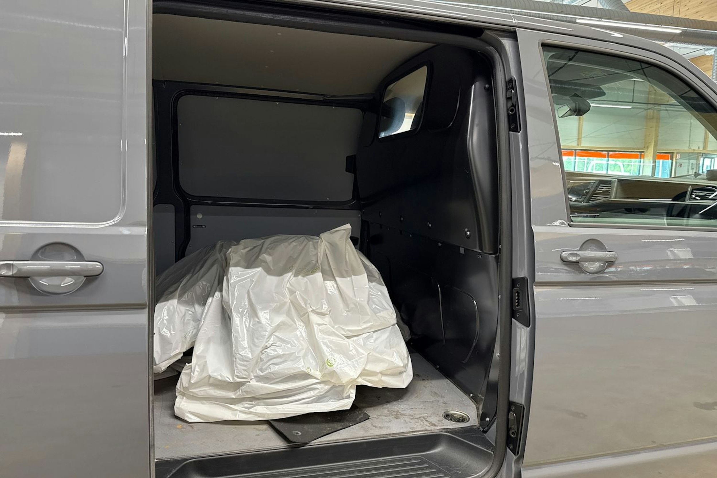 Harmaa Volkswagen TRANSPORTER 2021 kuva 25.
