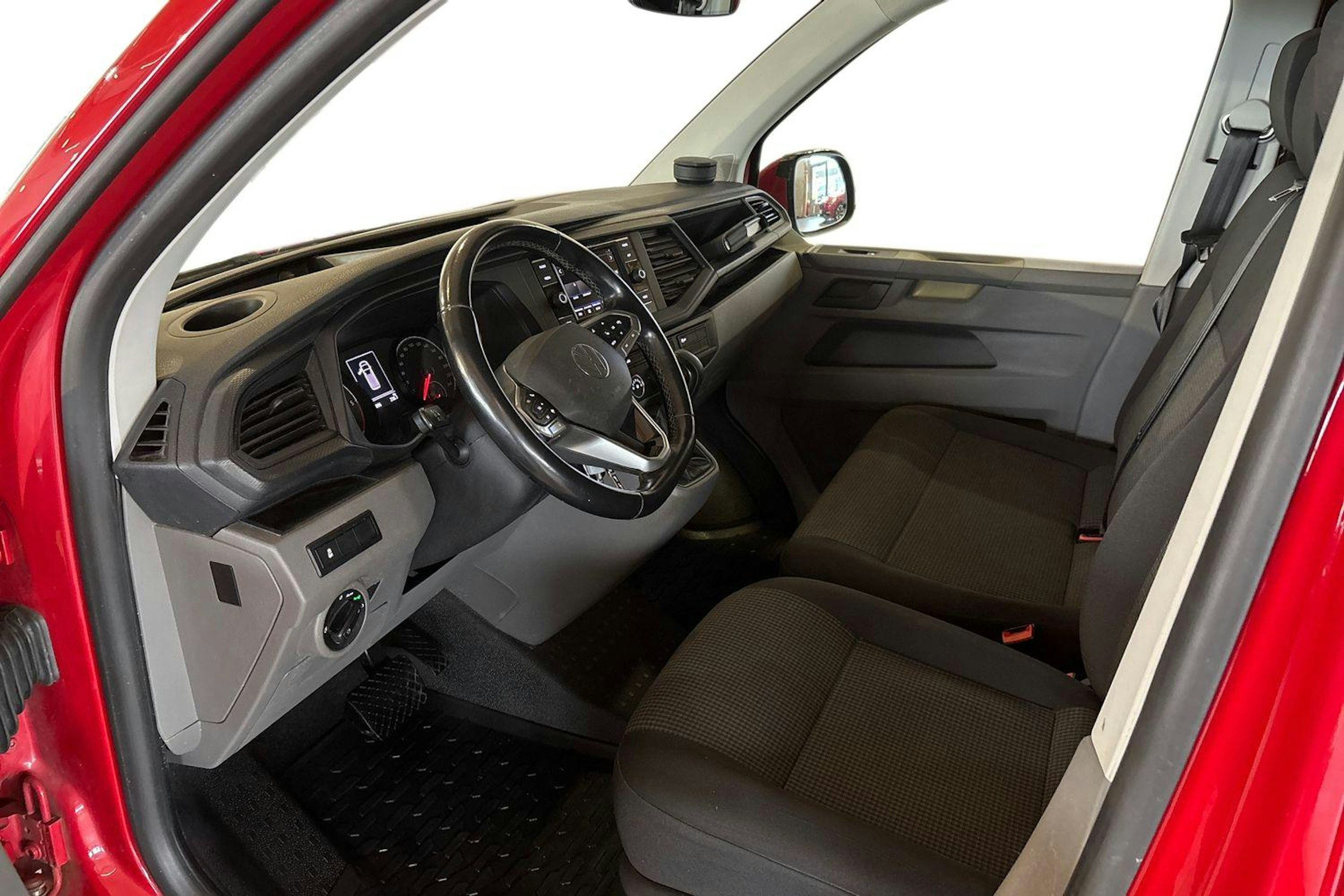 Punainen Volkswagen Transporter 2021 kuva 8.