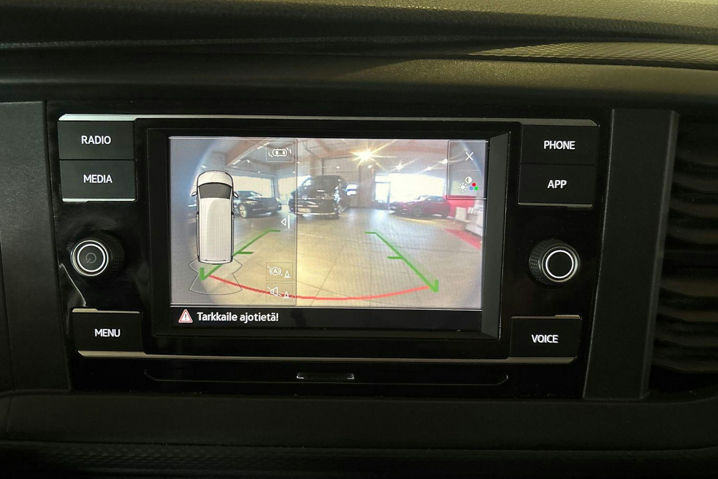 Punainen Volkswagen Transporter 2021 kuva 9.