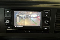 Punainen Volkswagen Transporter 2021 kuva 9.