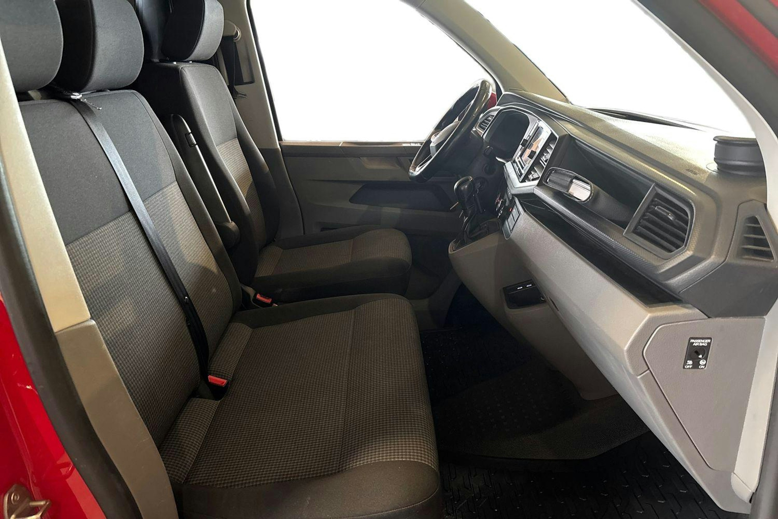 Punainen Volkswagen Transporter 2021 kuva 11.