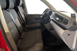Punainen Volkswagen Transporter 2021 kuva 11.