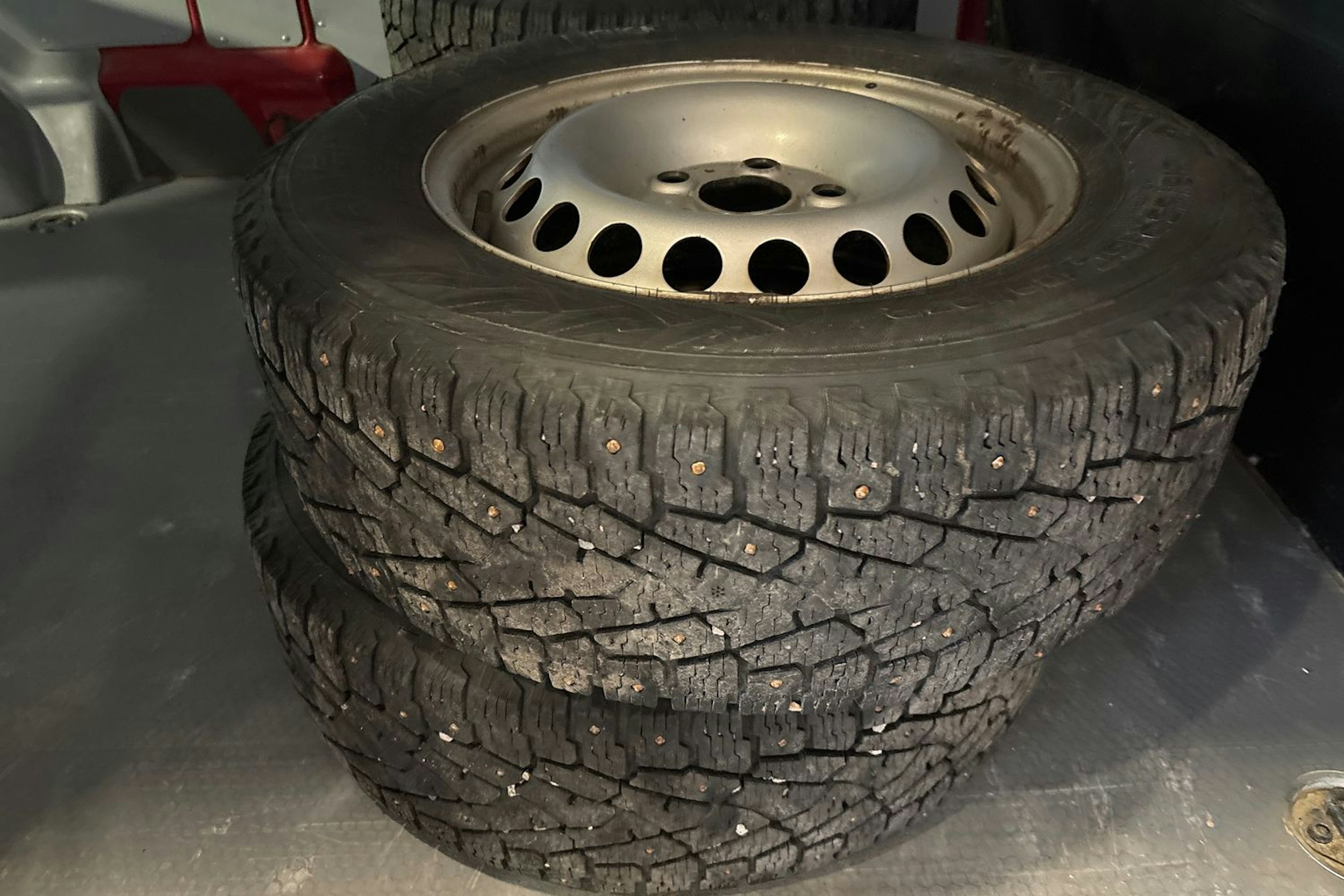 Punainen Volkswagen Transporter 2021 kuva 13.