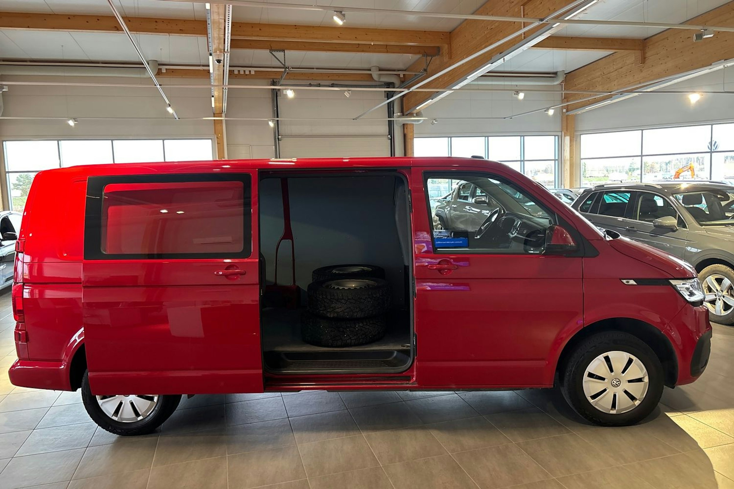 Punainen Volkswagen Transporter 2021 kuva 15.
