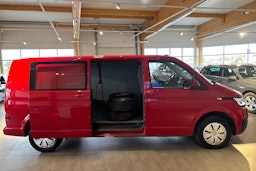 Punainen Volkswagen Transporter 2021 kuva 15.