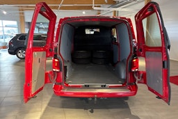 Punainen Volkswagen Transporter 2021 kuva 17.