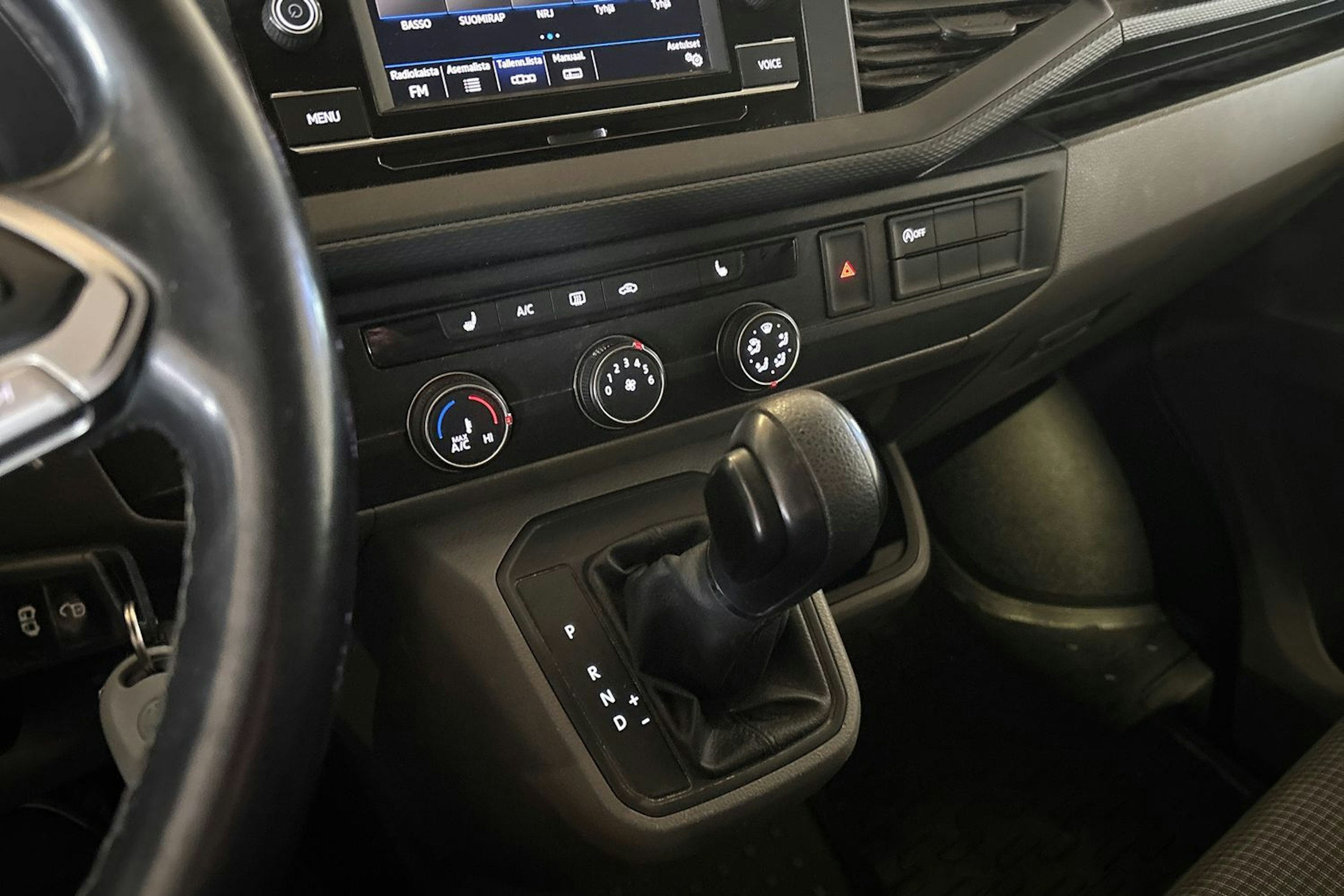 Punainen Volkswagen Transporter 2021 kuva 20.