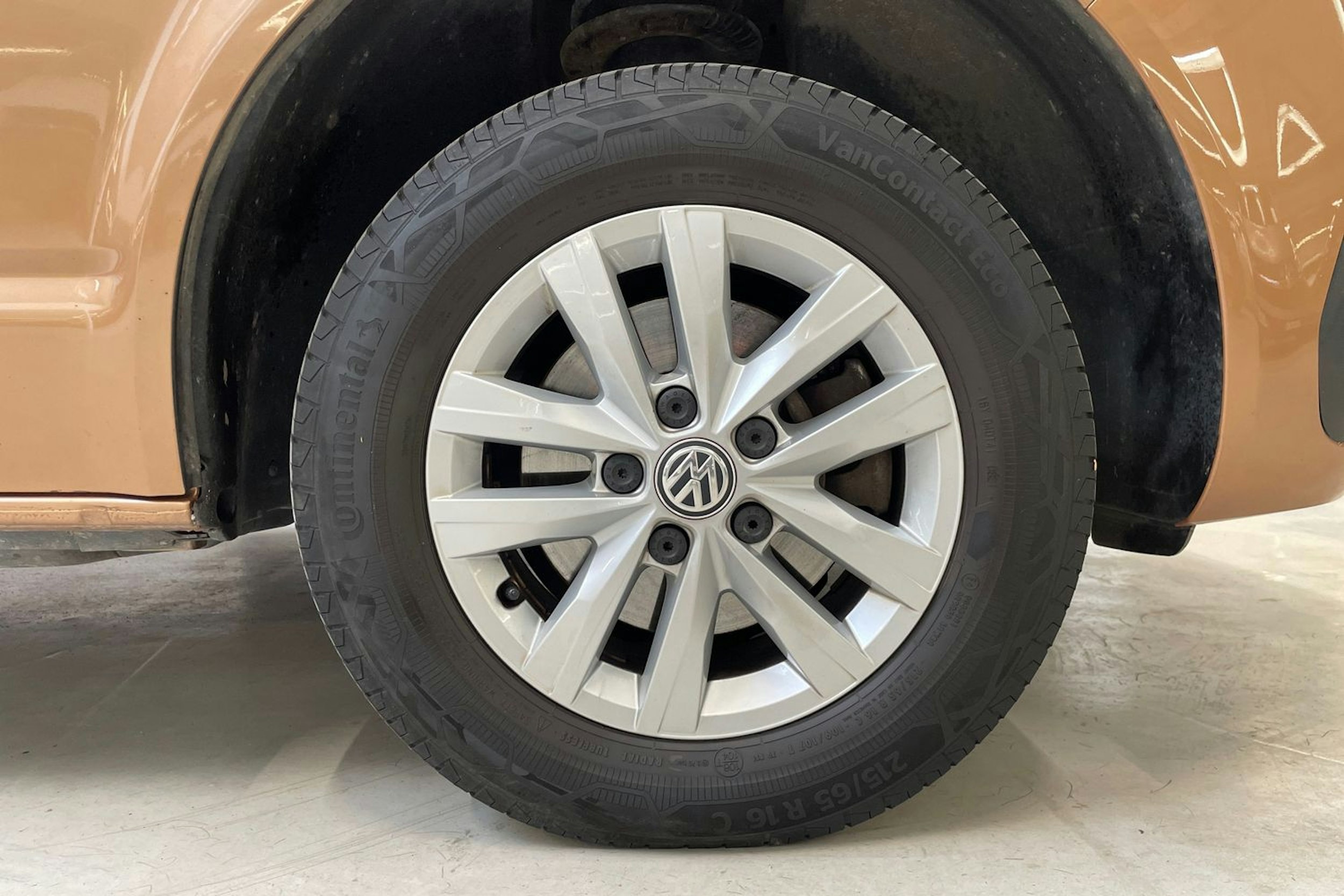 ruskea (beige) Volkswagen Transporter 2021 kuva 8.