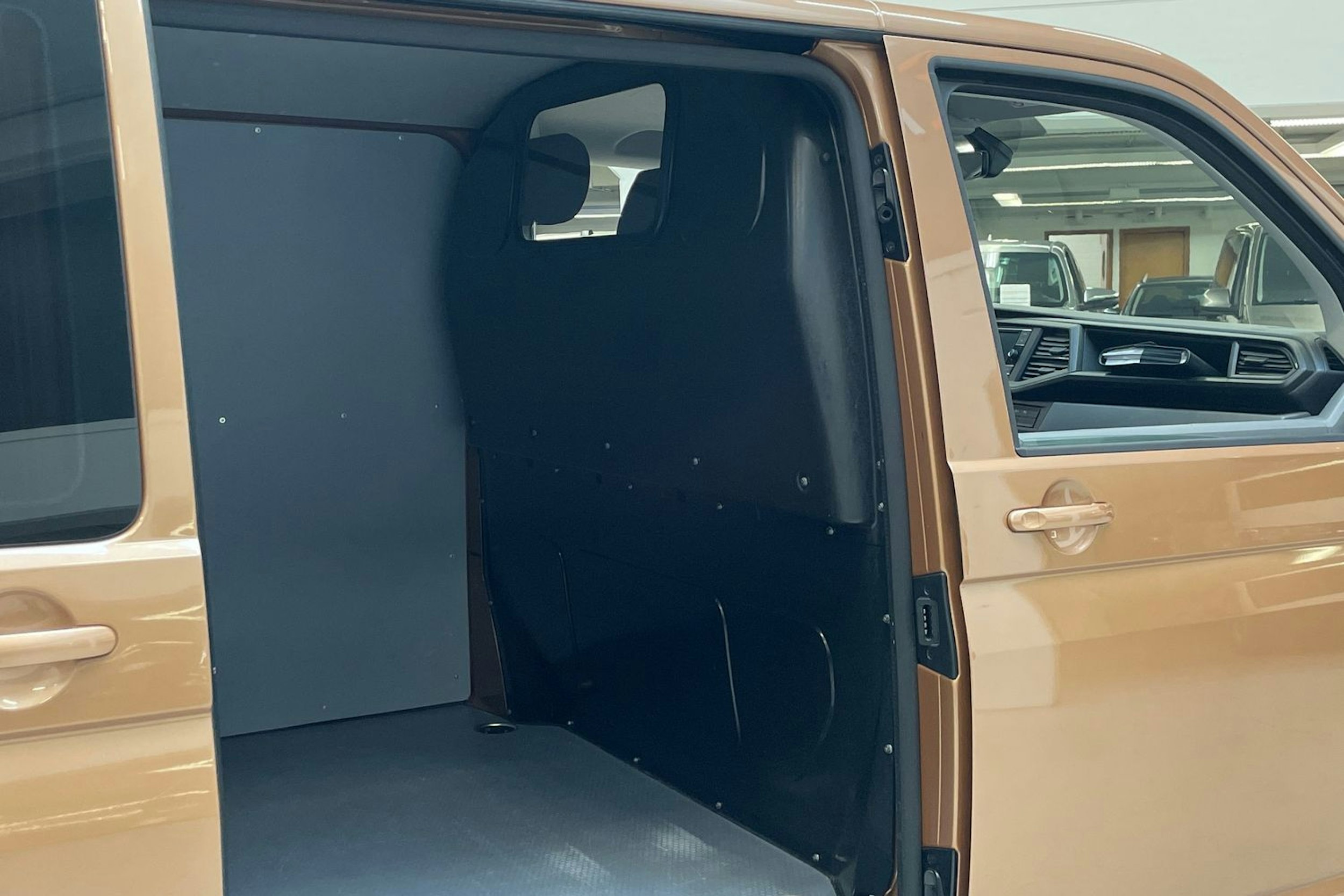 ruskea (beige) Volkswagen Transporter 2021 kuva 10.