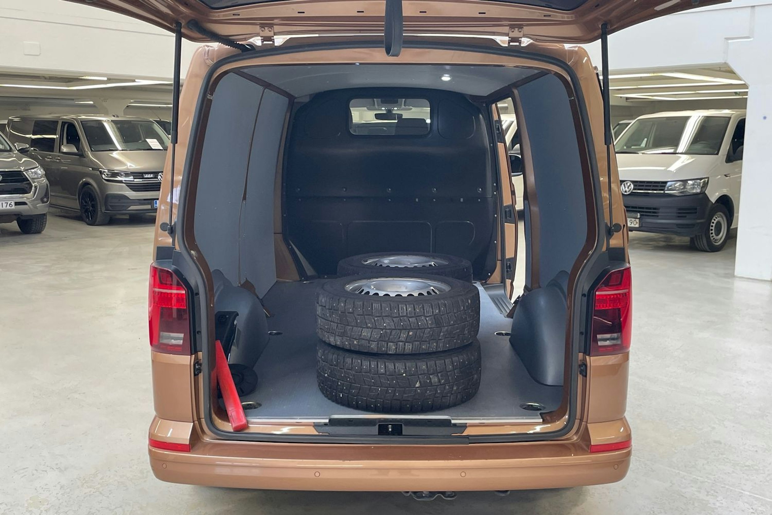 ruskea (beige) Volkswagen Transporter 2021 kuva 11.