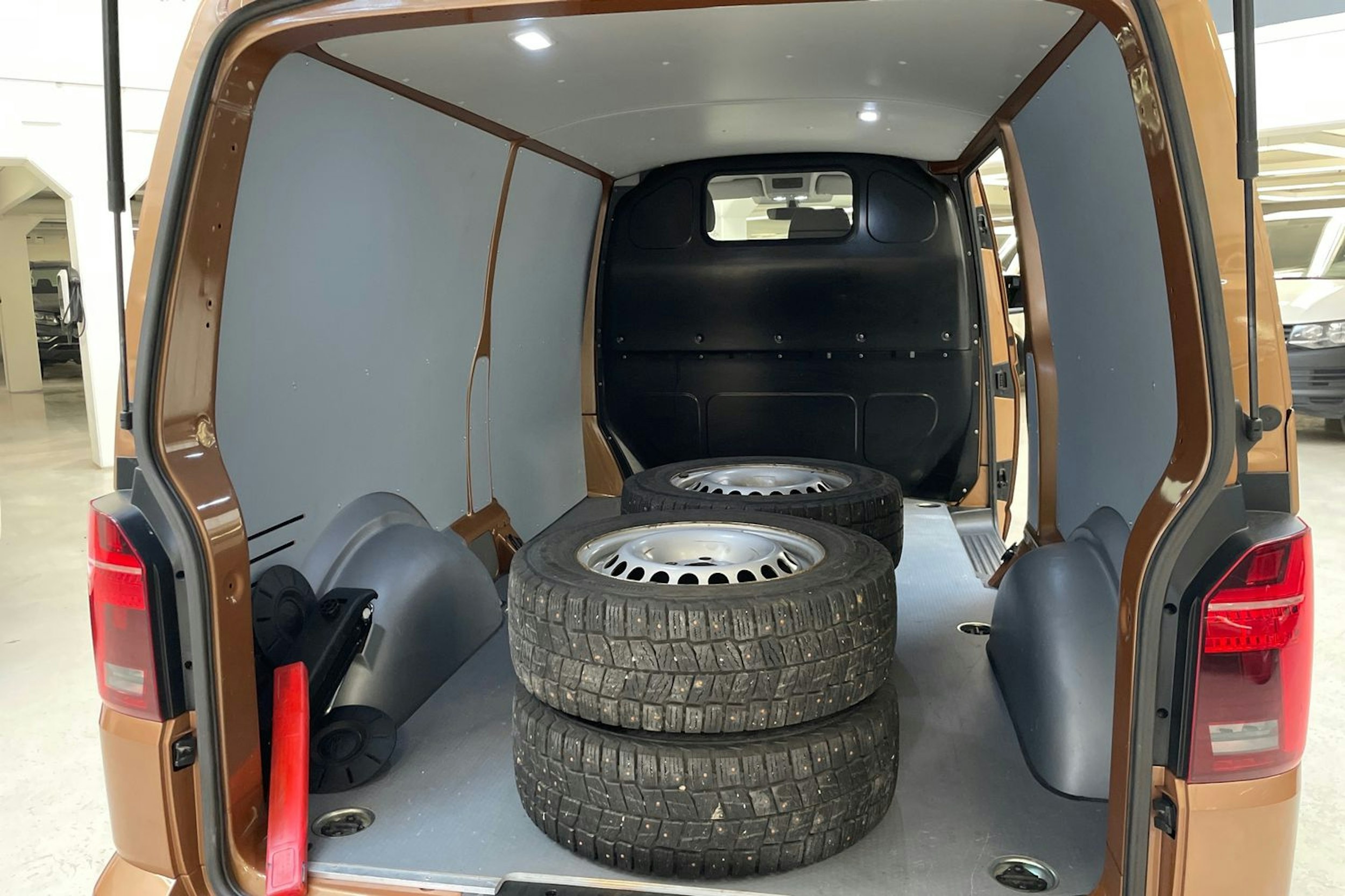ruskea (beige) Volkswagen Transporter 2021 kuva 12.