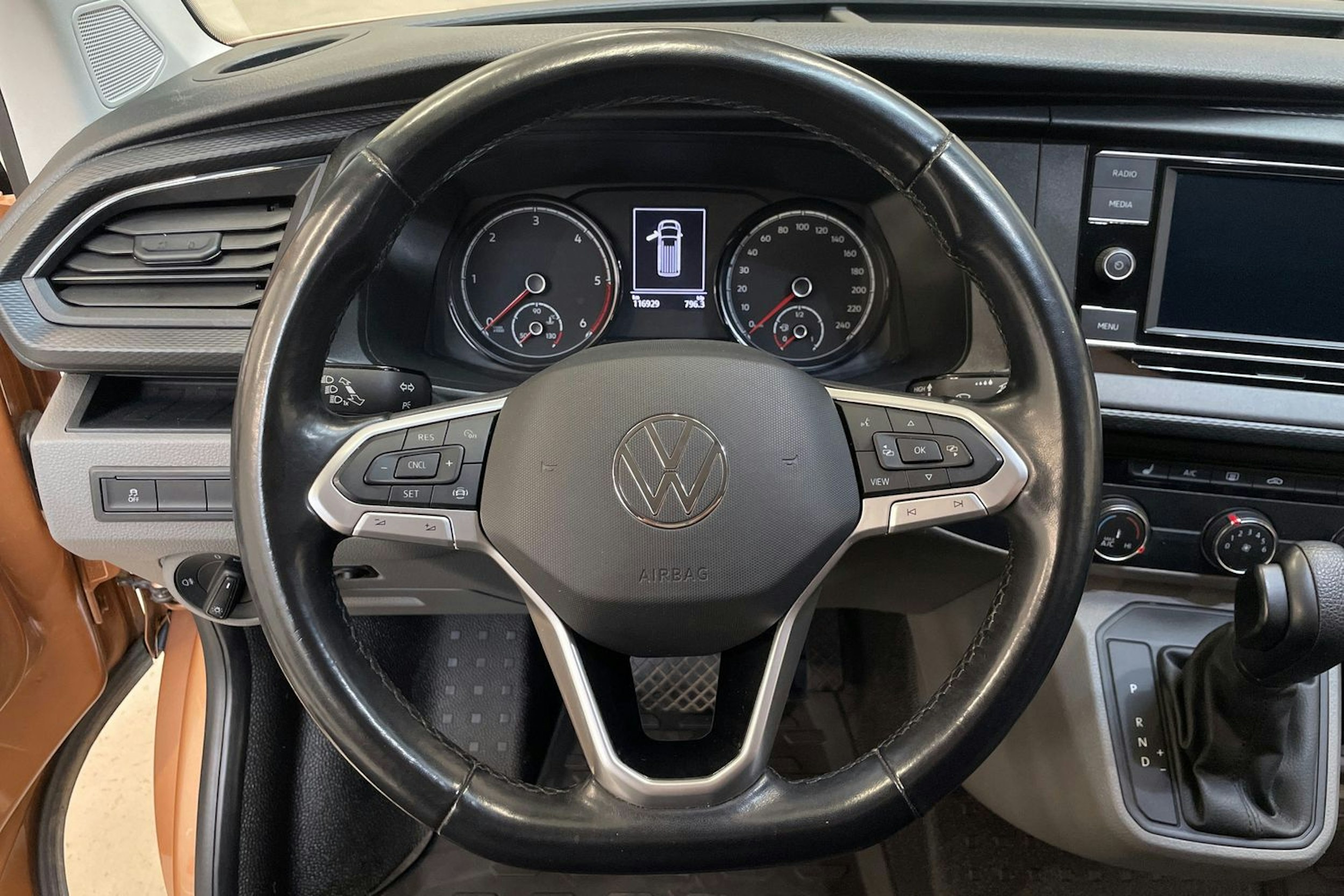ruskea (beige) Volkswagen Transporter 2021 kuva 13.