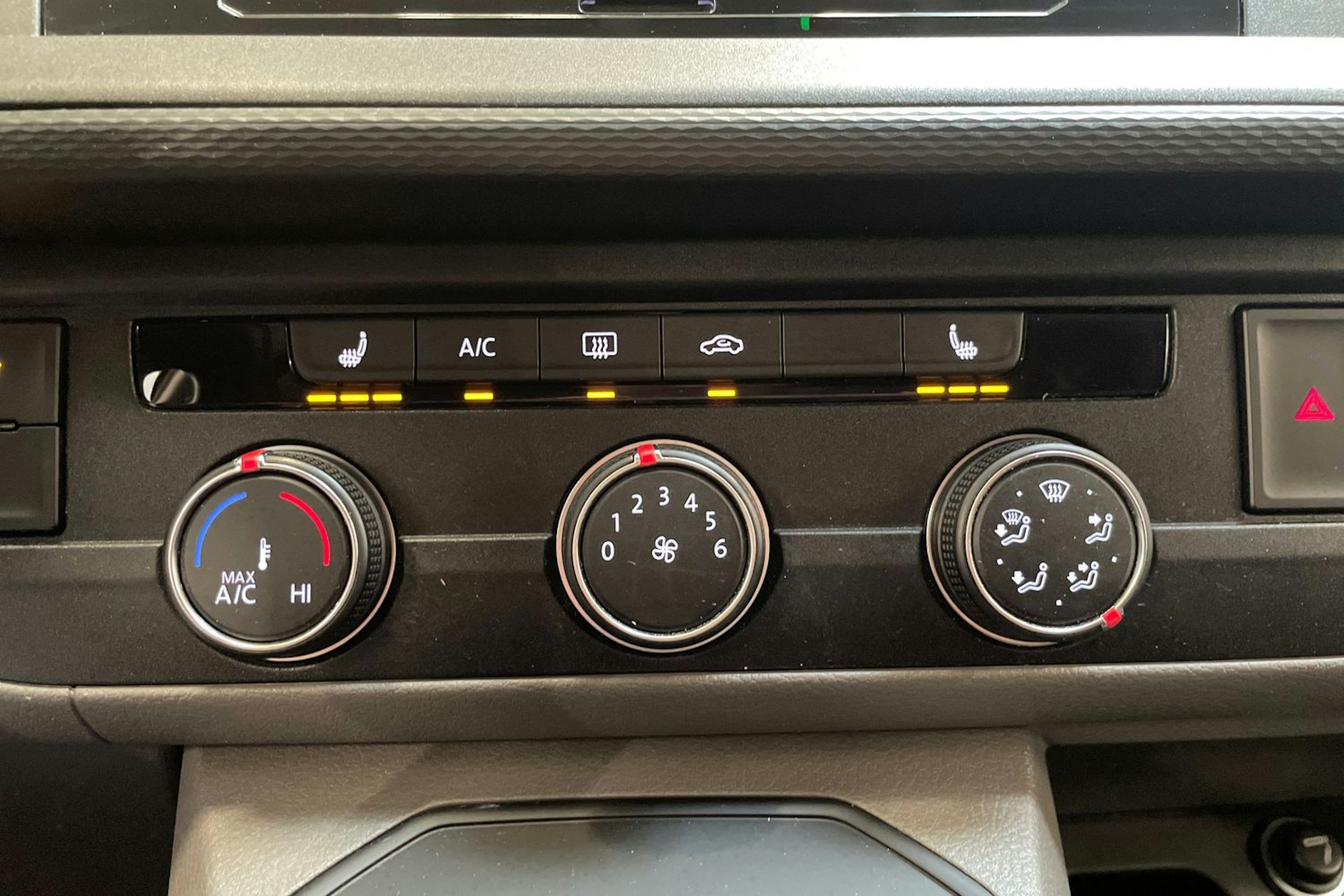 ruskea (beige) Volkswagen Transporter 2021 kuva 21.