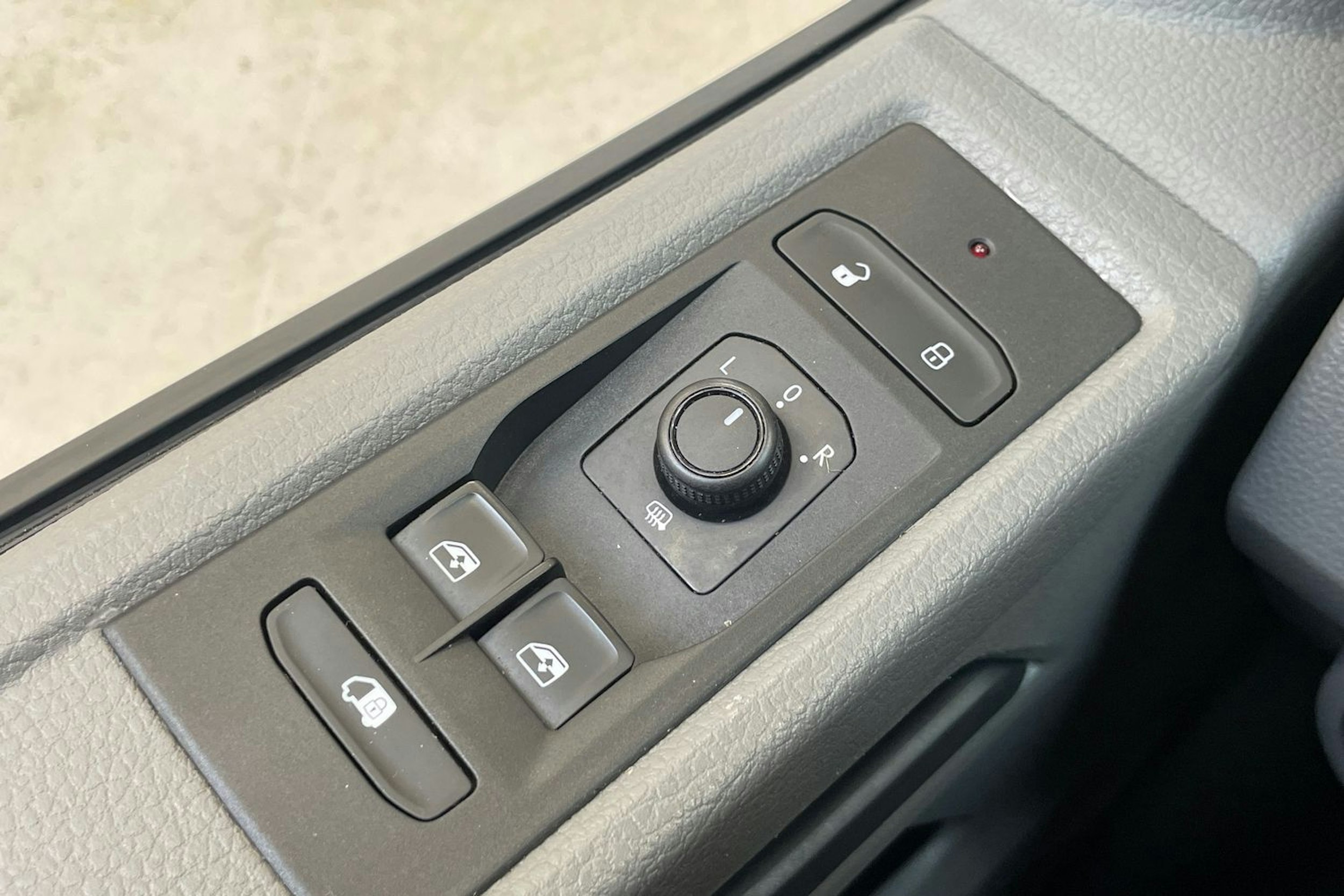 ruskea (beige) Volkswagen Transporter 2021 kuva 25.