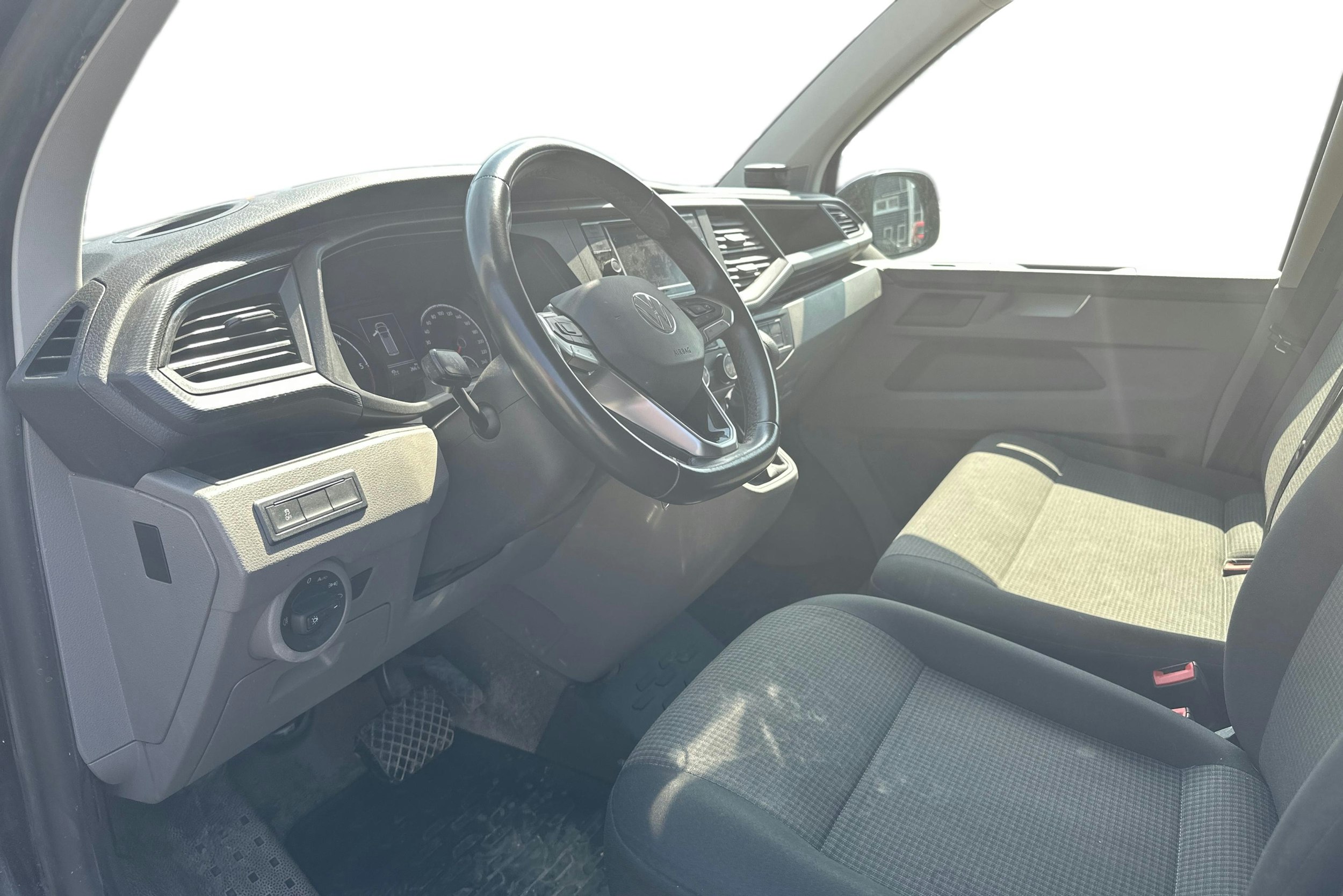 musta Volkswagen Transporter 2021 kuva 3.