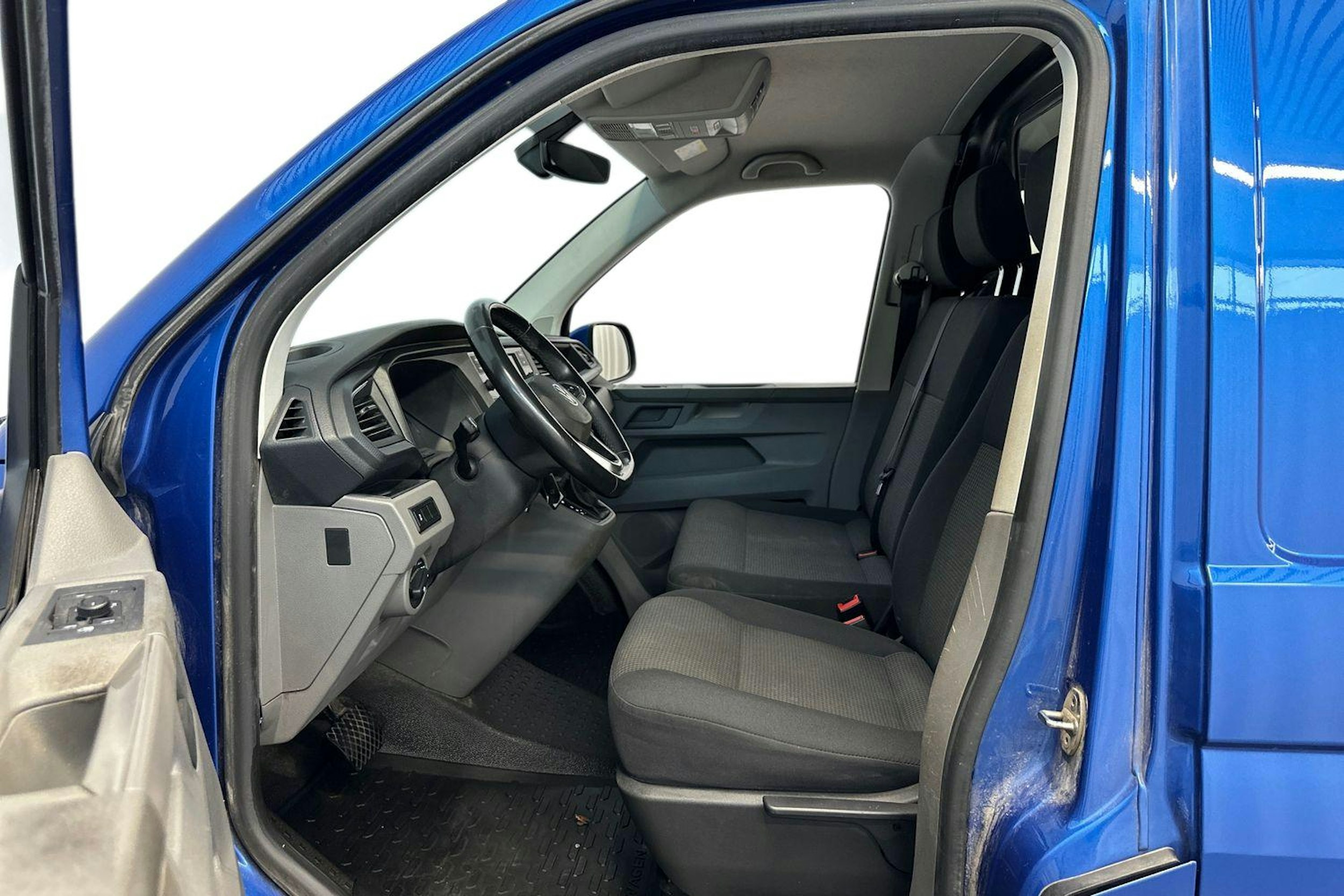 sininen Volkswagen Transporter 2021 kuva 11.