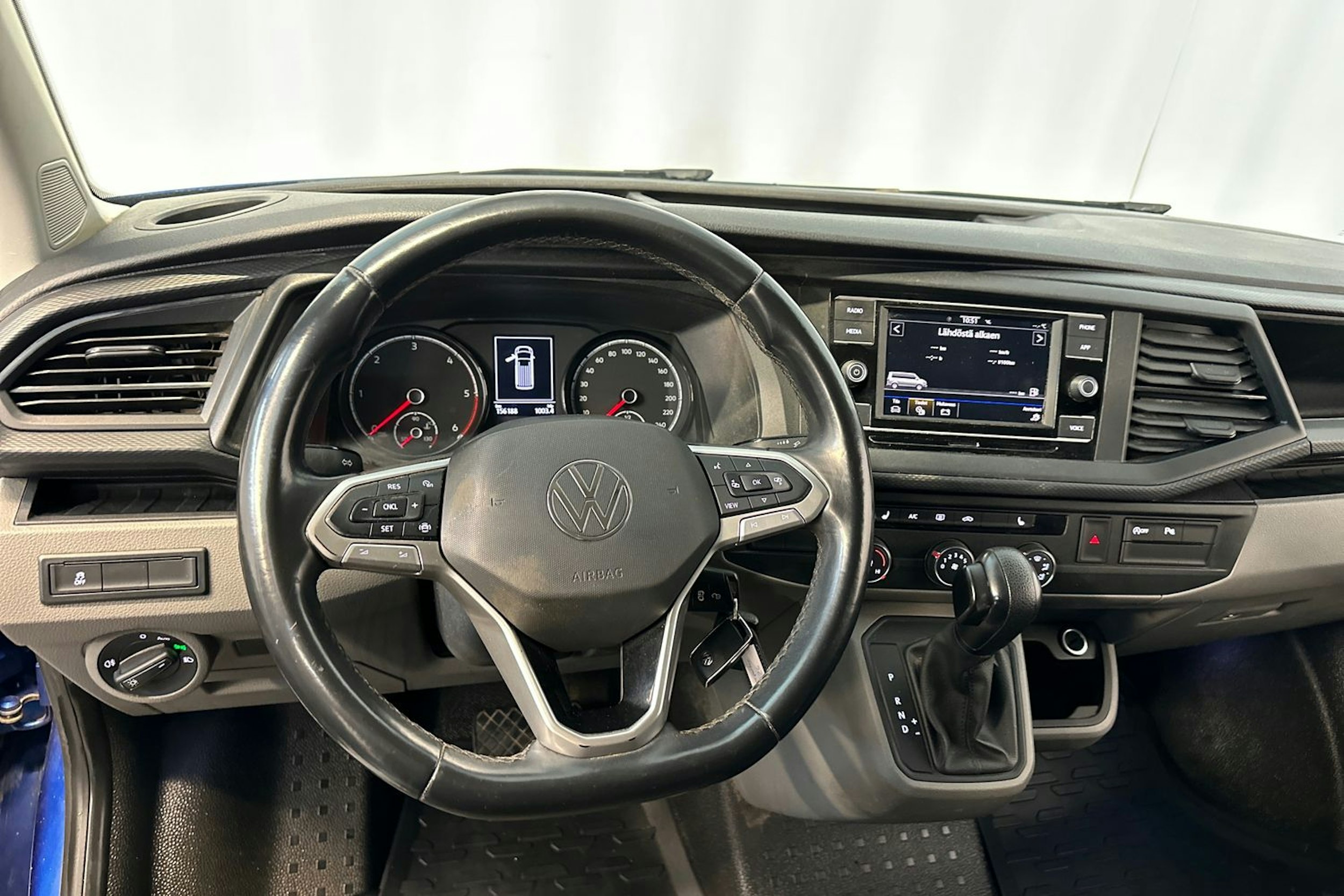 sininen Volkswagen Transporter 2021 kuva 13.