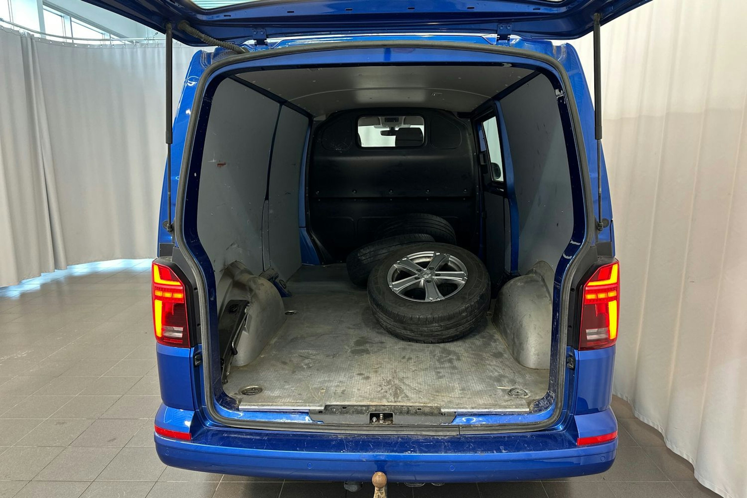 sininen Volkswagen Transporter 2021 kuva 20.