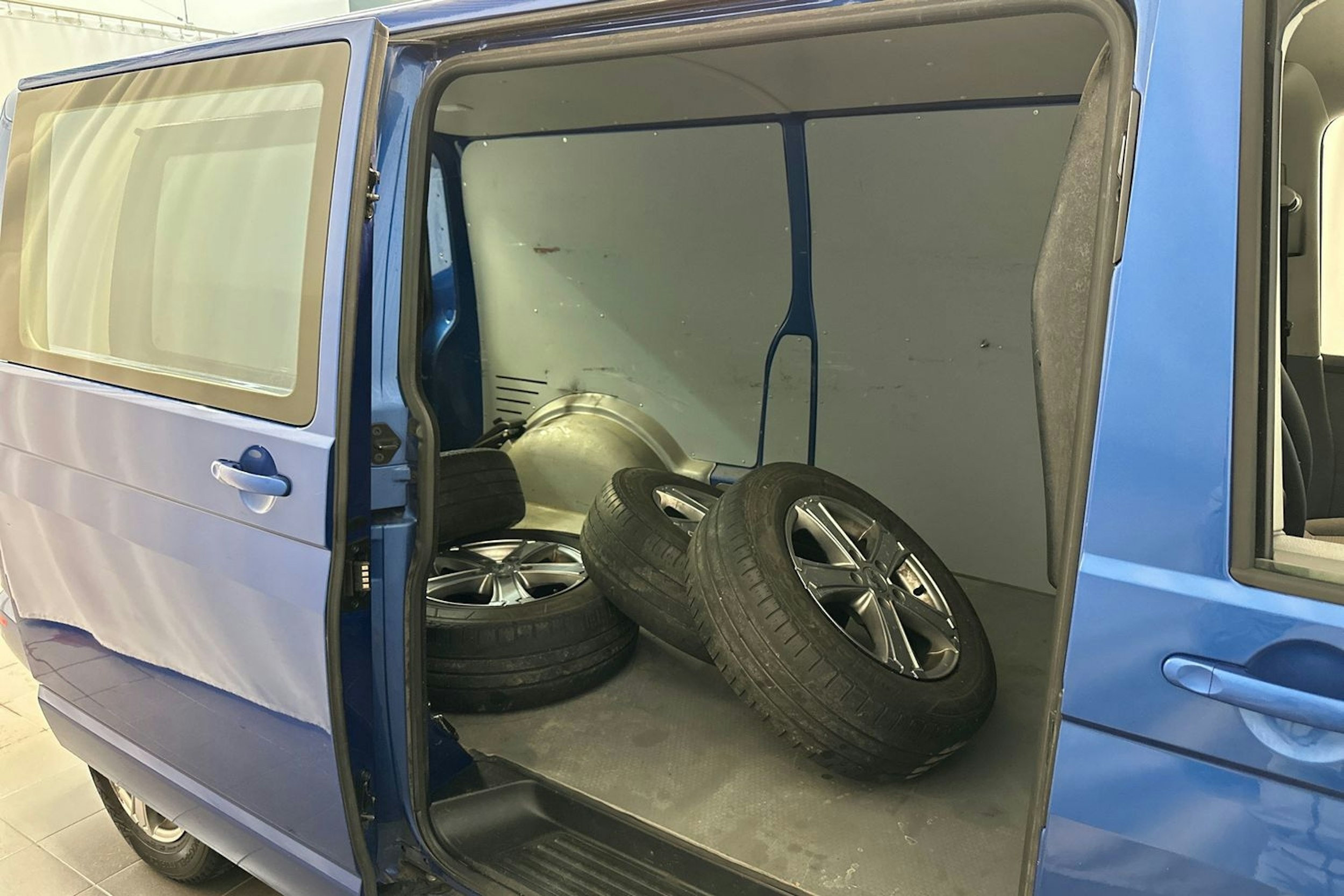 sininen Volkswagen Transporter 2021 kuva 21.