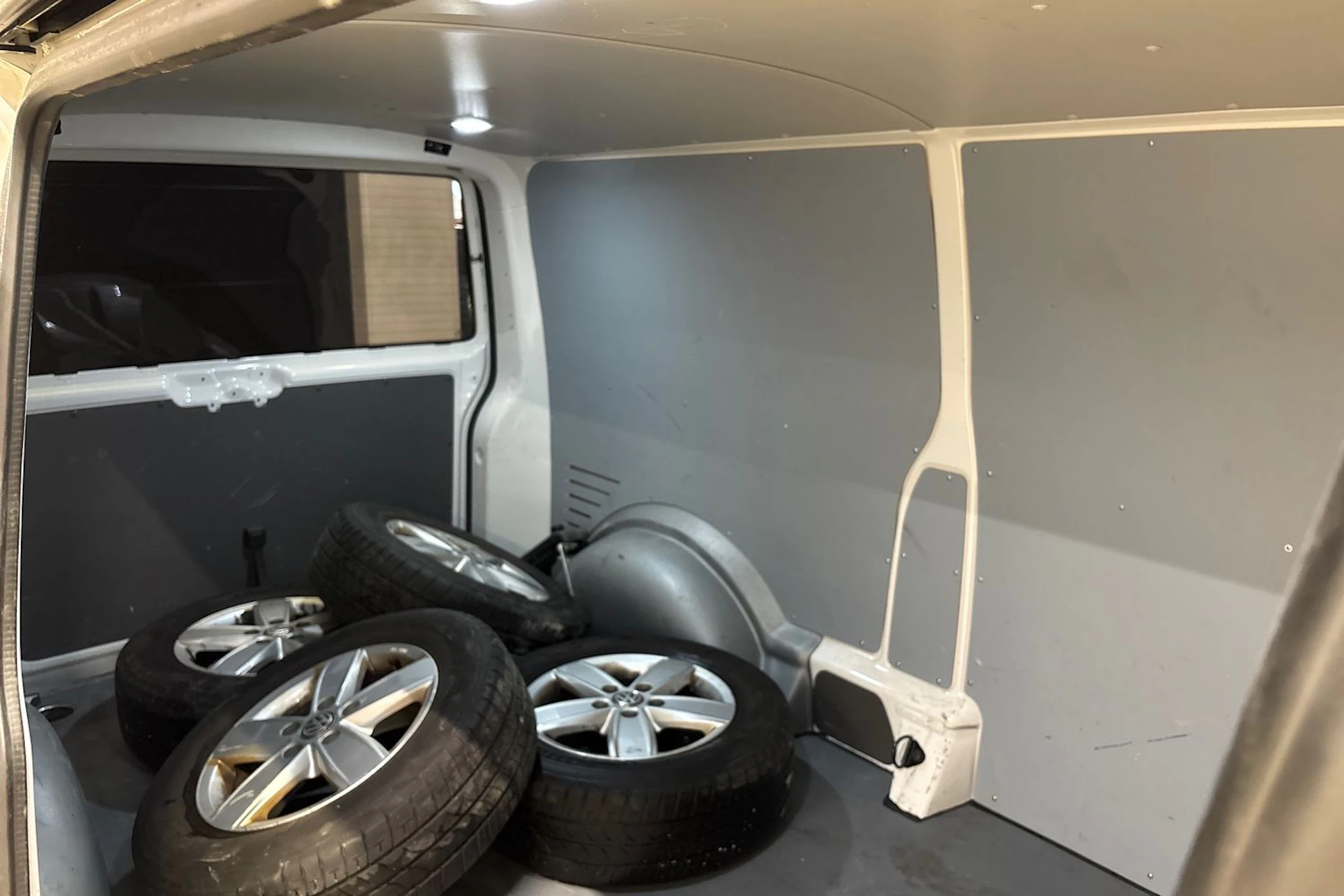 valkoinen Volkswagen Transporter 2021 kuva 25.