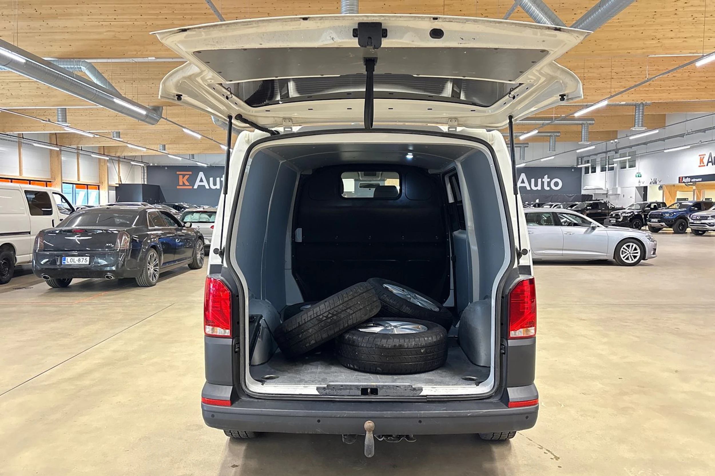 valkoinen Volkswagen Transporter 2021 kuva 26.