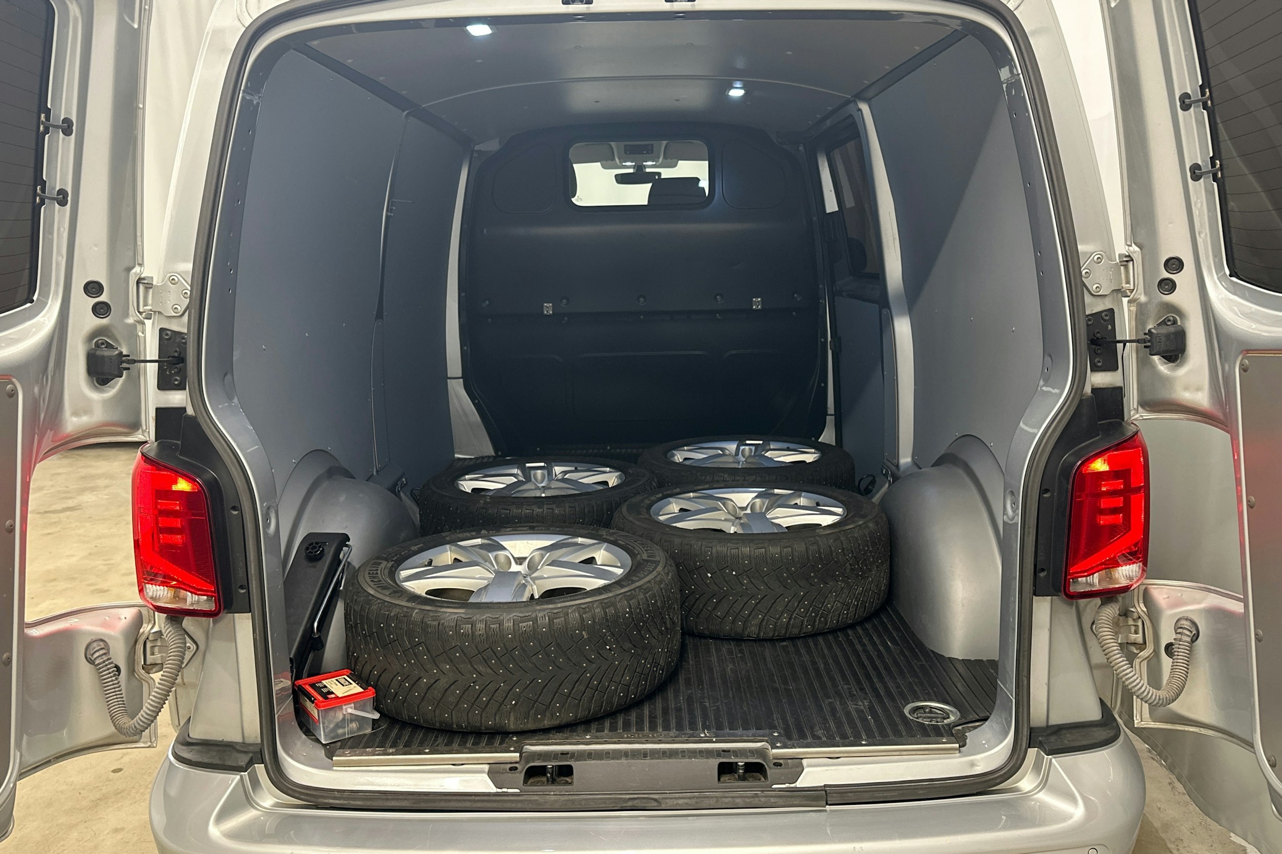 hopea Volkswagen Transporter 2021 kuva 11.