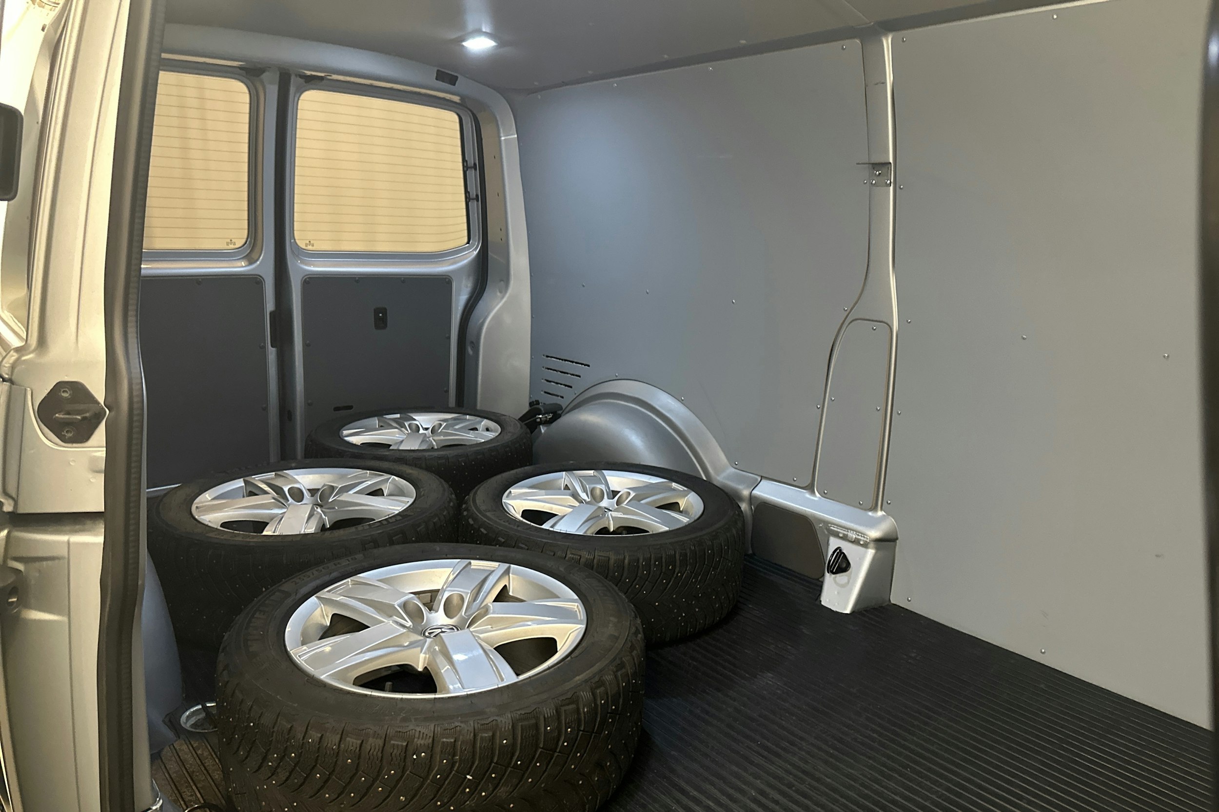 hopea Volkswagen Transporter 2021 kuva 13.