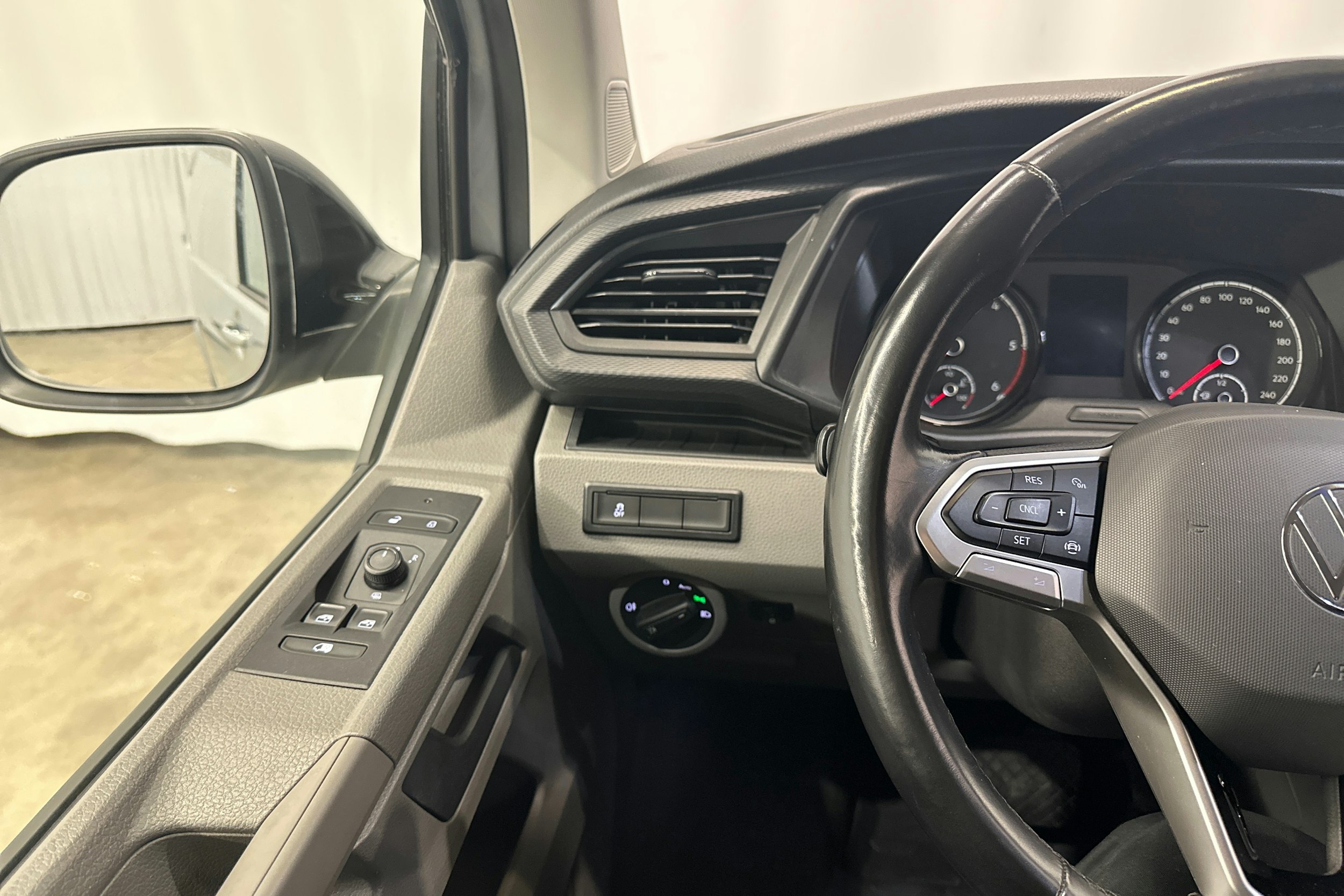 hopea Volkswagen Transporter 2021 kuva 16.
