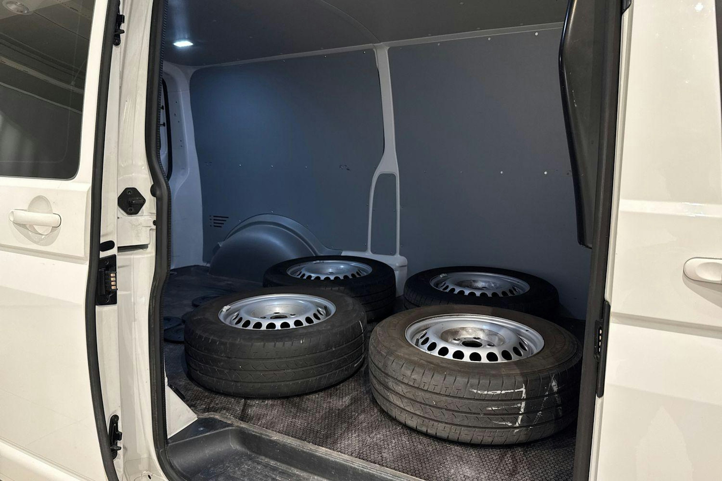 valkoinen Volkswagen Transporter 2021 kuva 8.