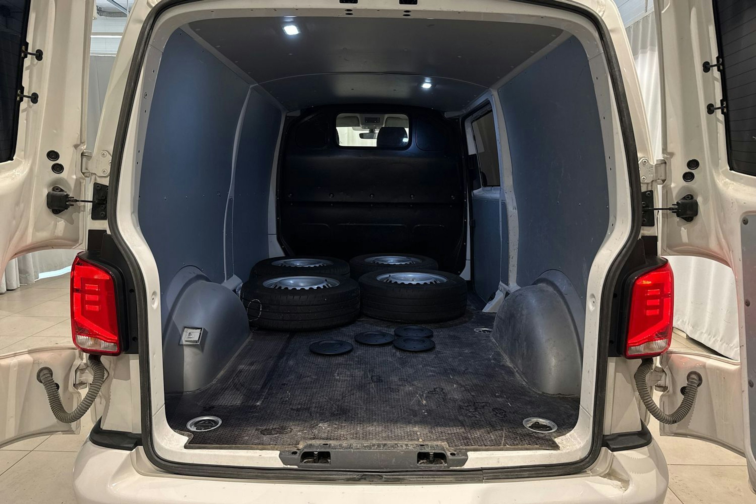 valkoinen Volkswagen Transporter 2021 kuva 13.
