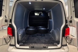 valkoinen Volkswagen Transporter 2021 kuva 13.