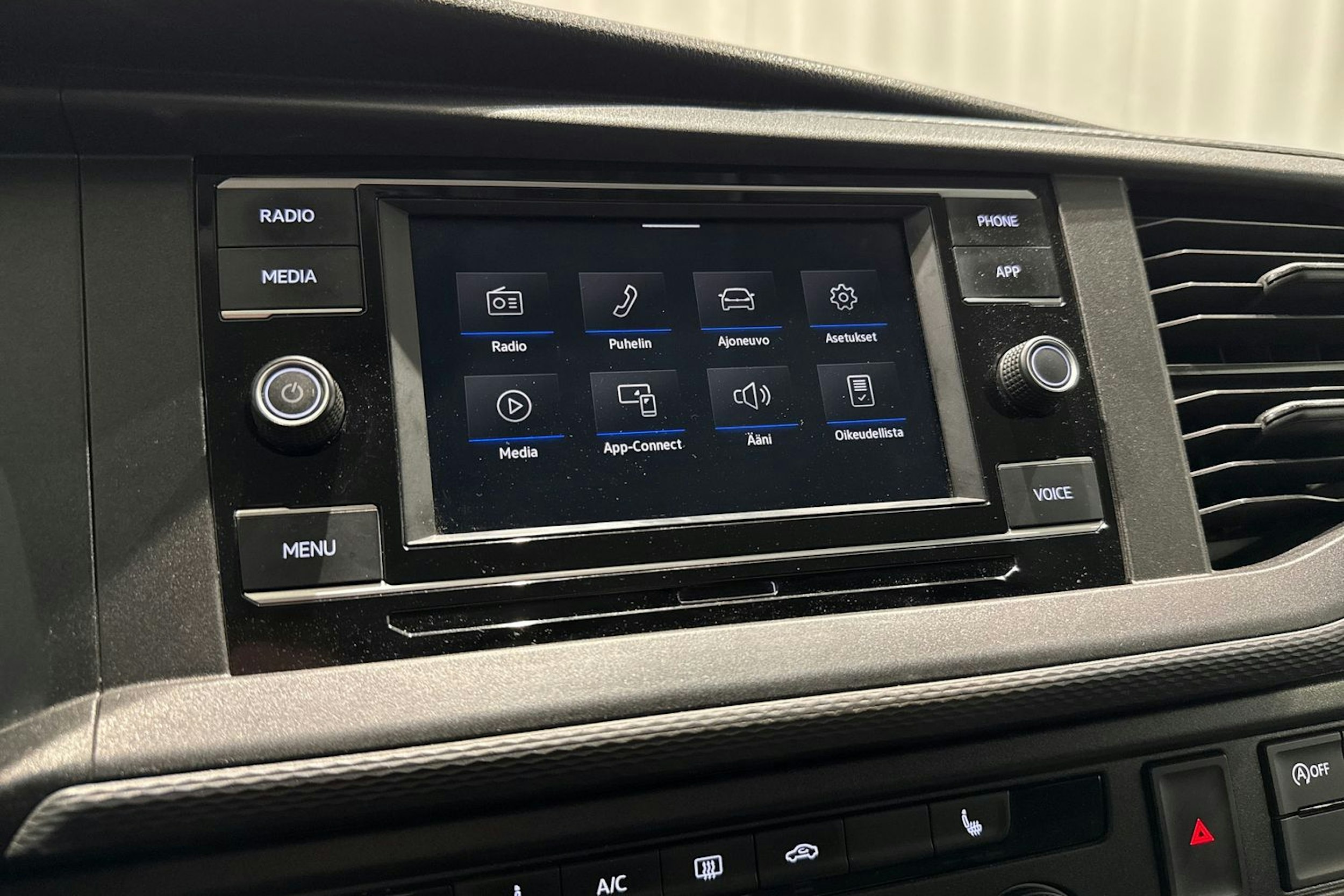 valkoinen Volkswagen Transporter 2021 kuva 17.