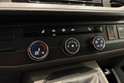 valkoinen Volkswagen Transporter 2021 kuva 20.
