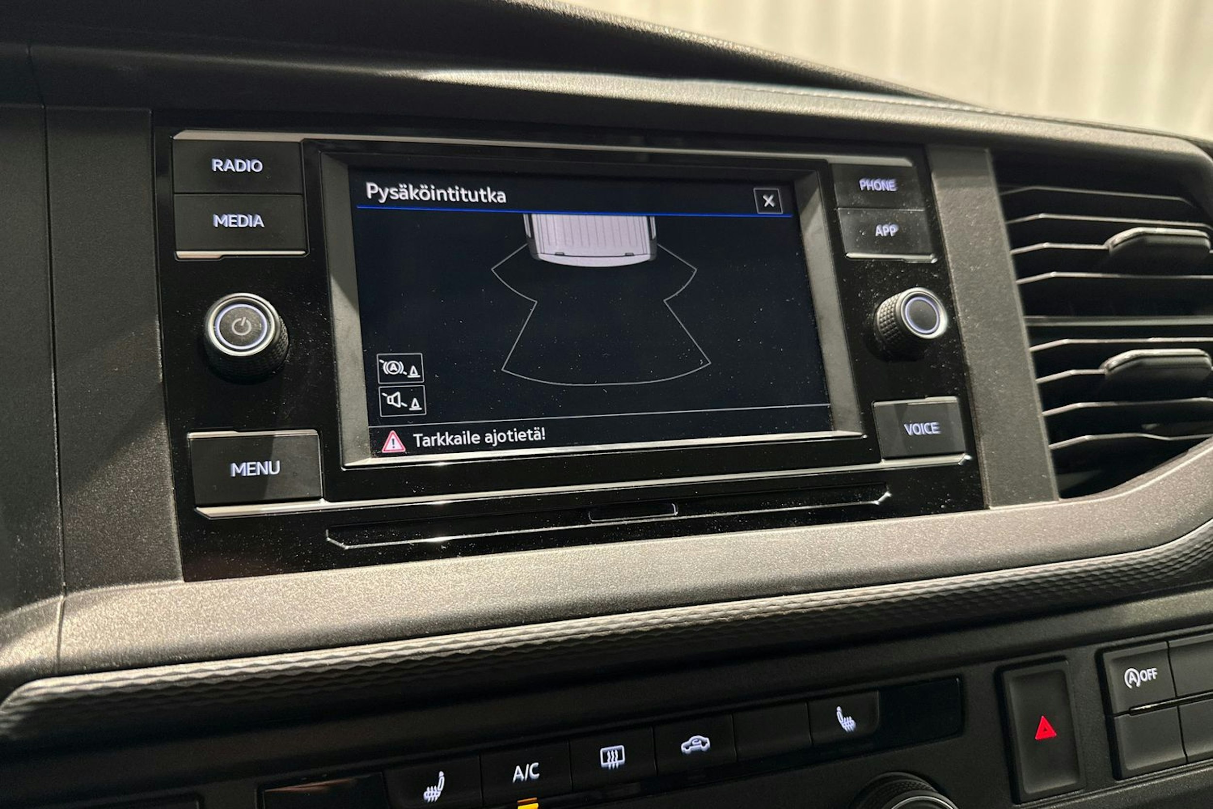 valkoinen Volkswagen Transporter 2021 kuva 22.