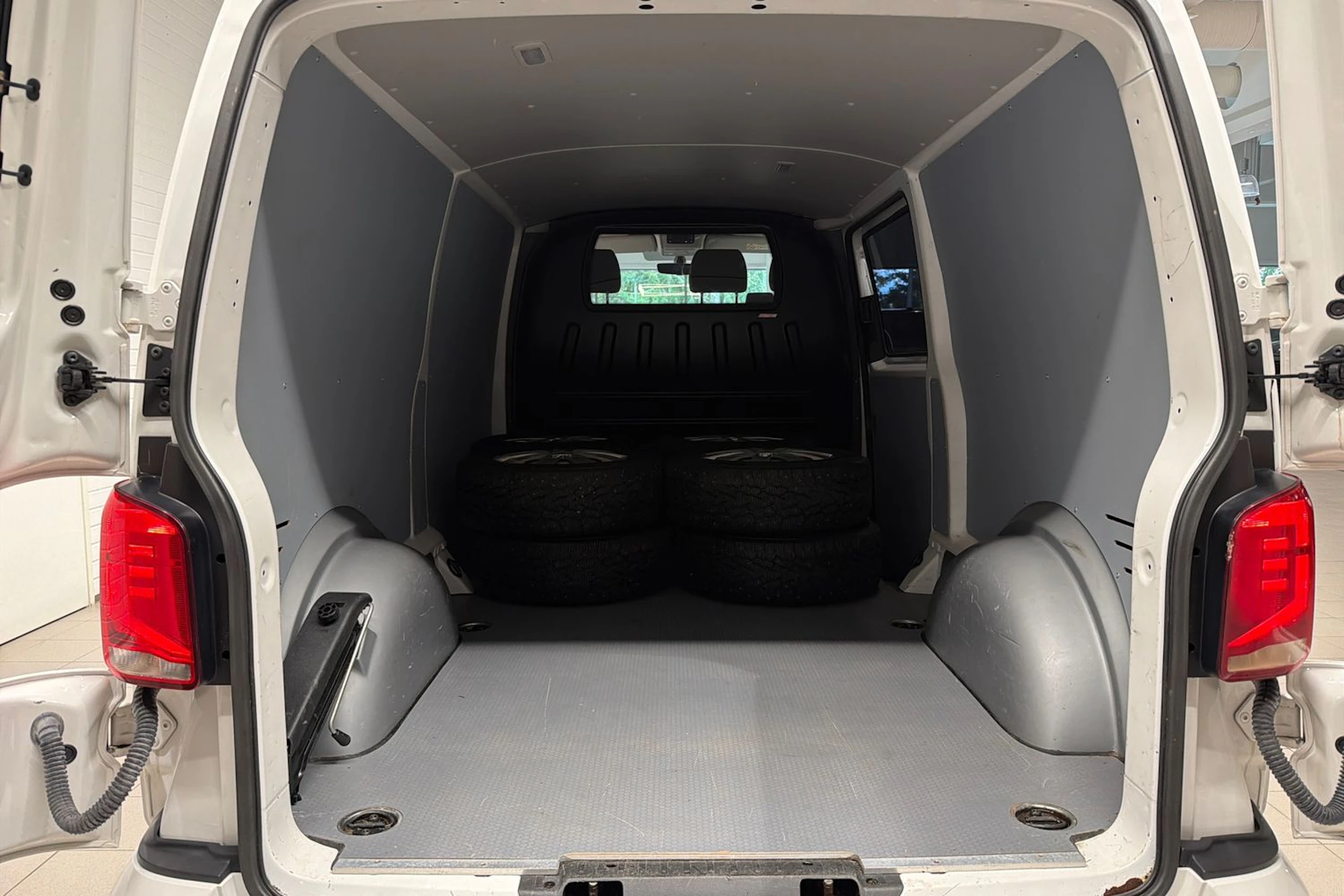 Valkoinen Volkswagen TRANSPORTER 2021 kuva 21.