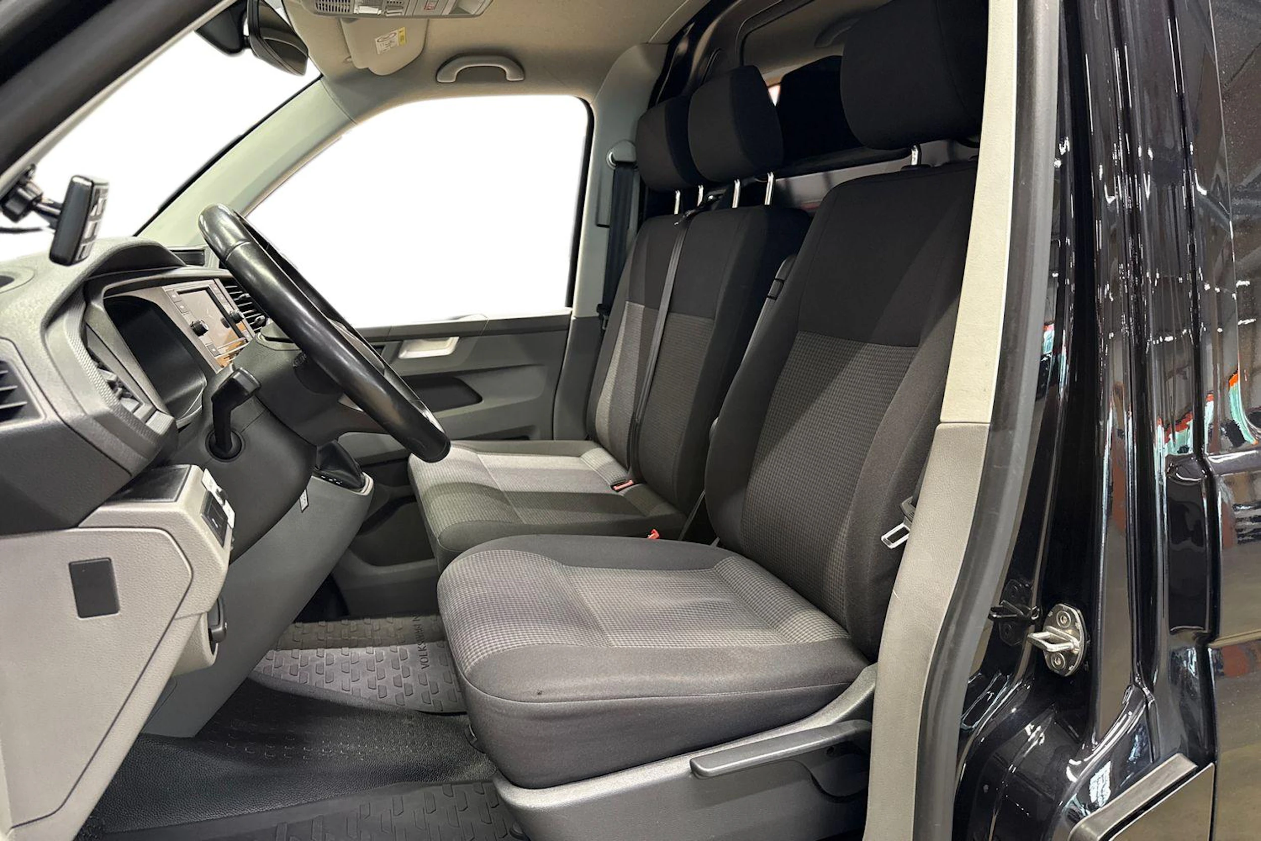 met. musta Volkswagen Transporter 2021 kuva 8.