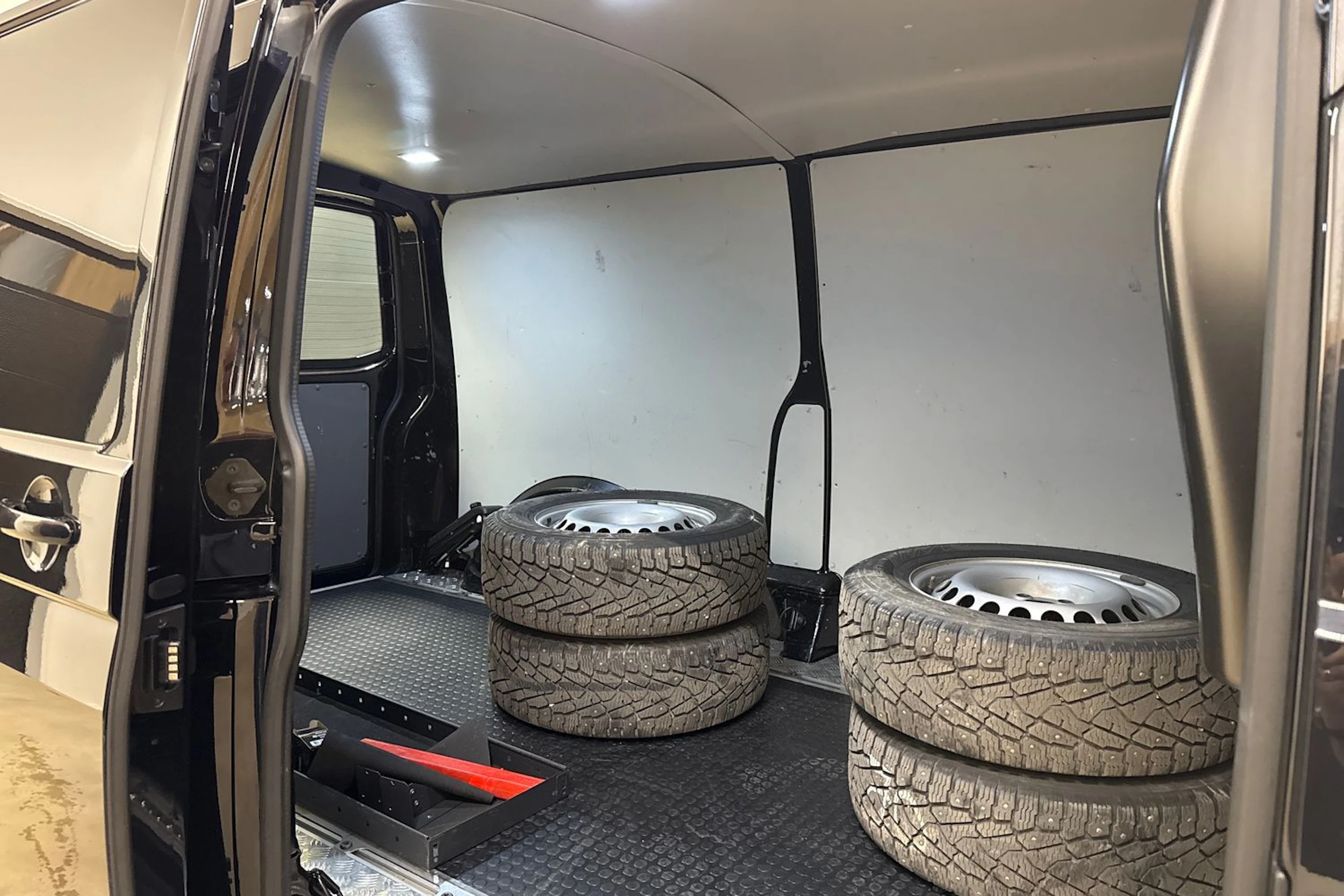 met. musta Volkswagen Transporter 2021 kuva 29.