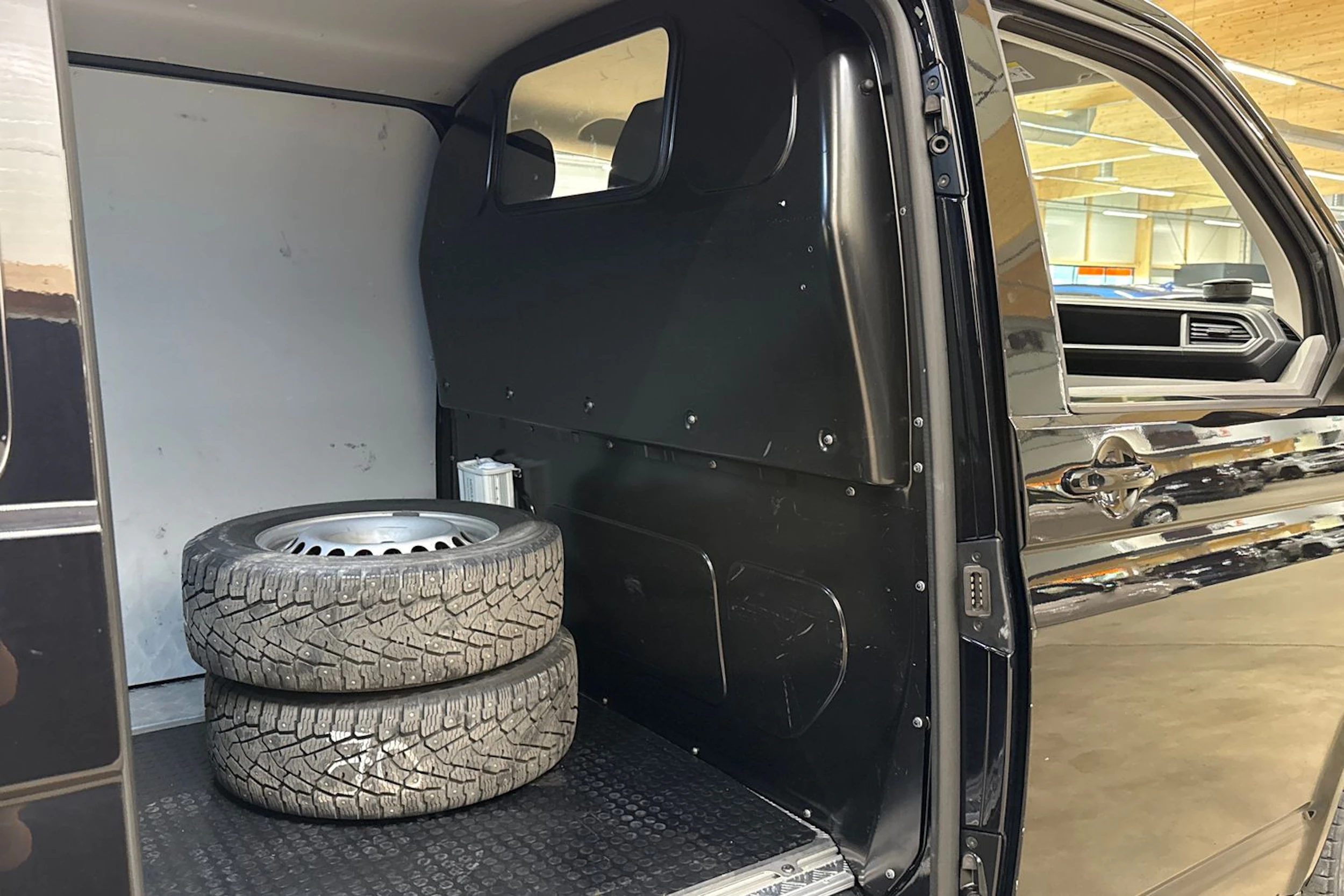 met. musta Volkswagen Transporter 2021 kuva 30.