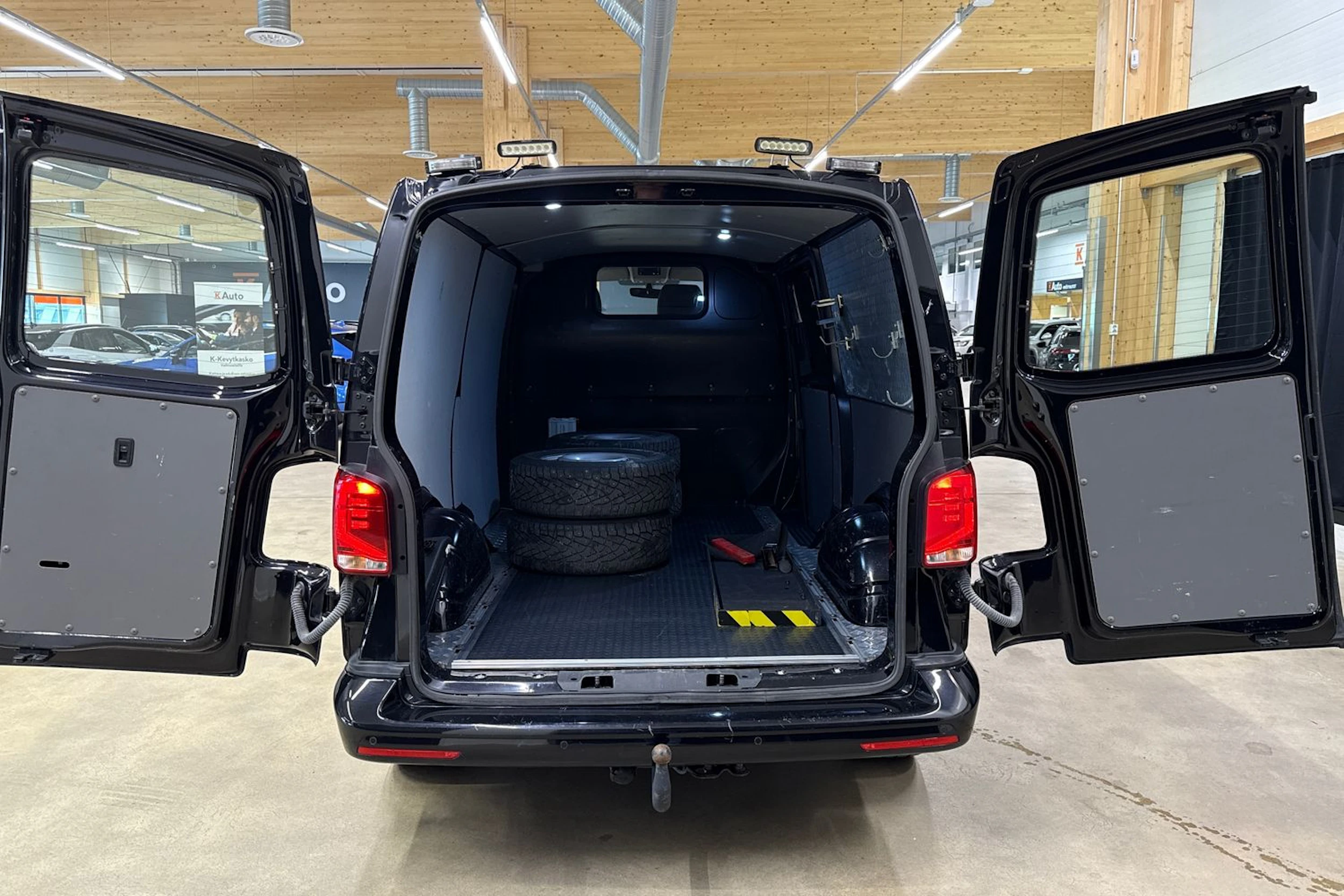 met. musta Volkswagen Transporter 2021 kuva 31.