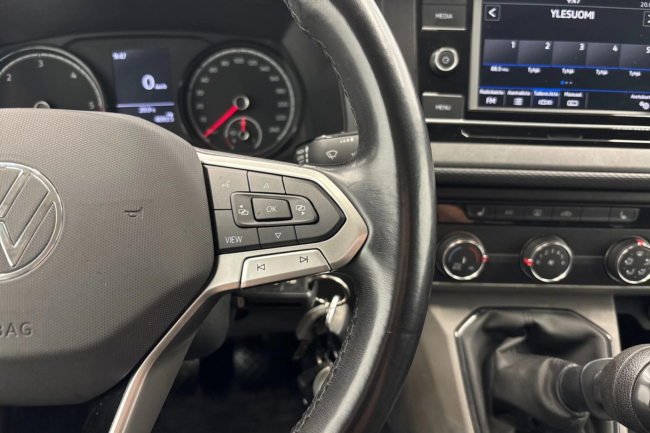 valkoinen Volkswagen Transporter 2021 kuva 11.